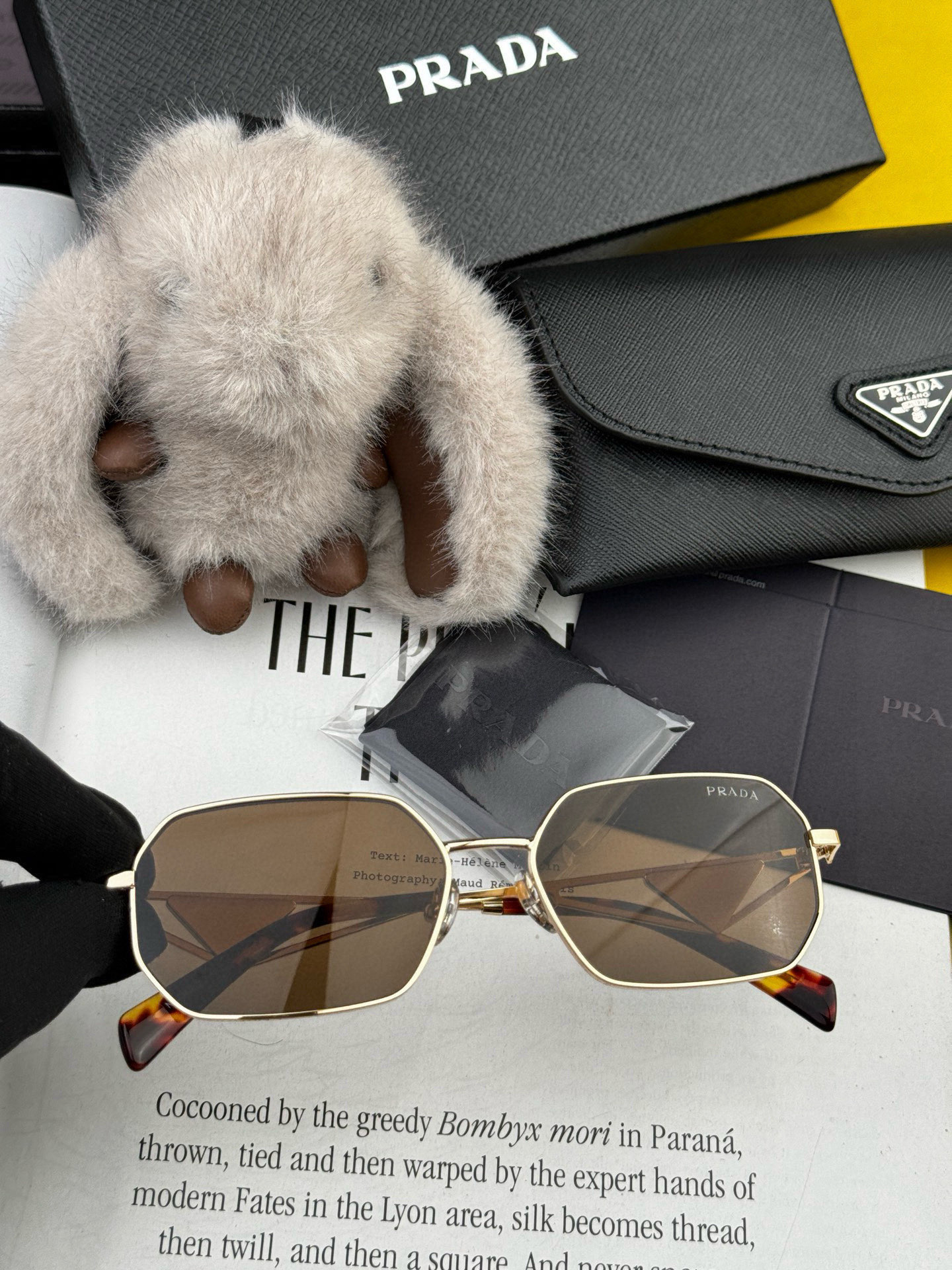   普拉达 小框金属太阳镜墨镜经典的方框设计，不挑脸型，无论搭配大衣还是连衣裙都非常显气质 预防紫外线 