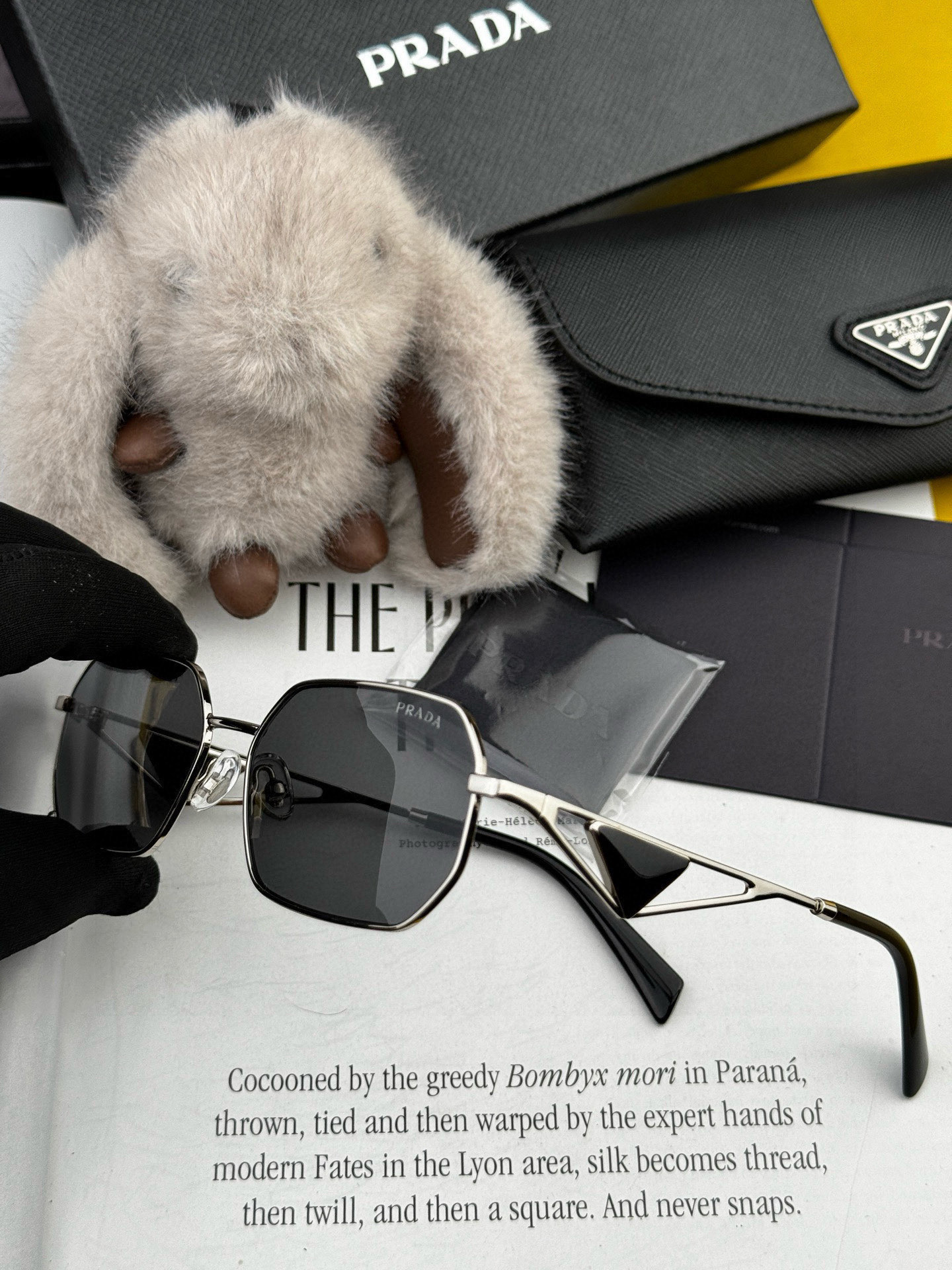   普拉达 小框金属太阳镜墨镜经典的方框设计，不挑脸型，无论搭配大衣还是连衣裙都非常显气质 预防紫外线 