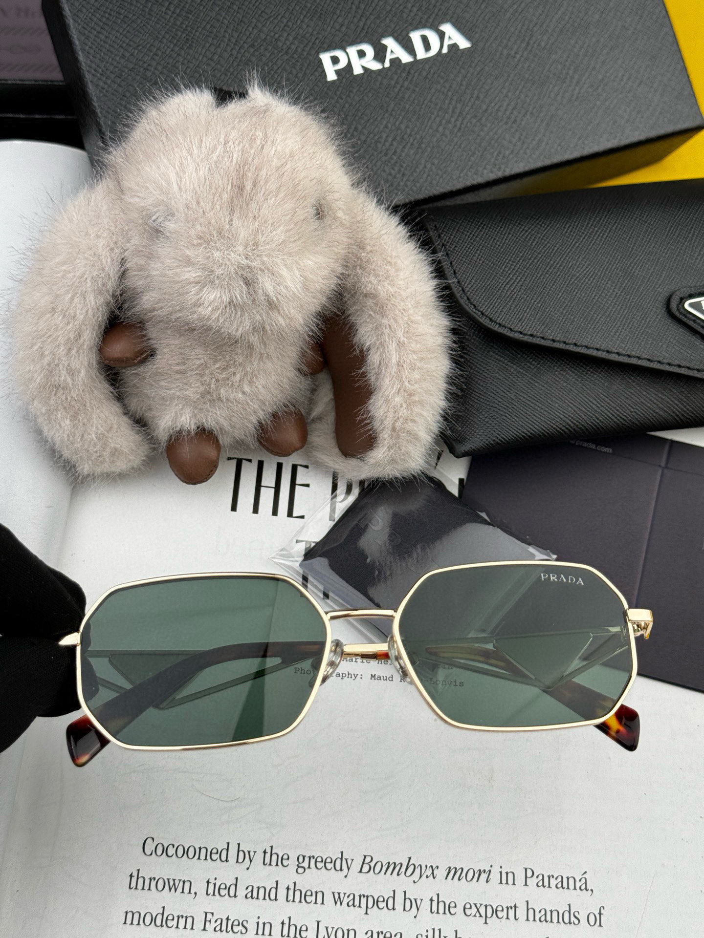   普拉达 小框金属太阳镜墨镜经典的方框设计，不挑脸型，无论搭配大衣还是连衣裙都非常显气质 预防紫外线 