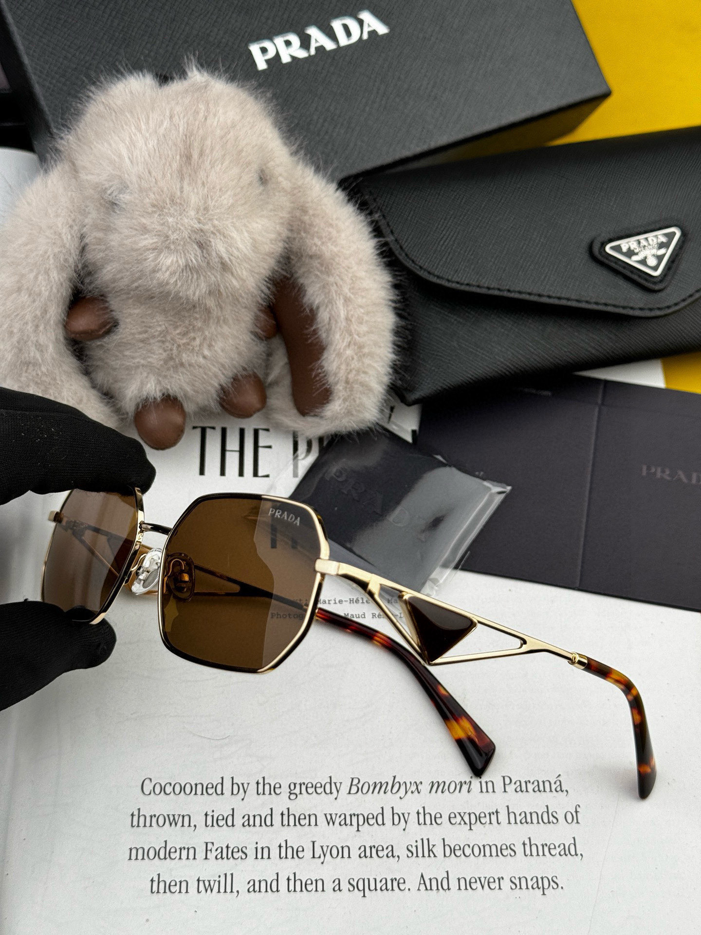   普拉达 小框金属太阳镜墨镜经典的方框设计，不挑脸型，无论搭配大衣还是连衣裙都非常显气质 预防紫外线 