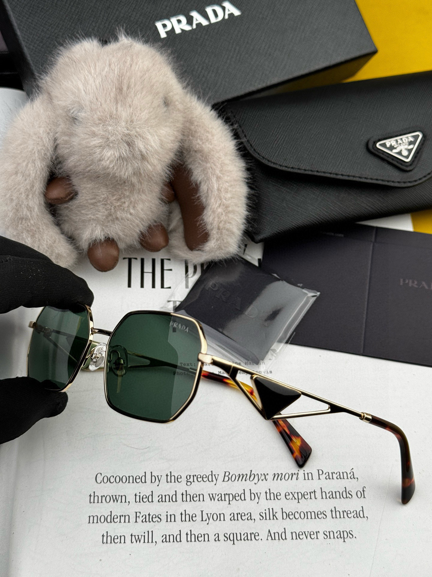   普拉达 小框金属太阳镜墨镜经典的方框设计，不挑脸型，无论搭配大衣还是连衣裙都非常显气质 预防紫外线 