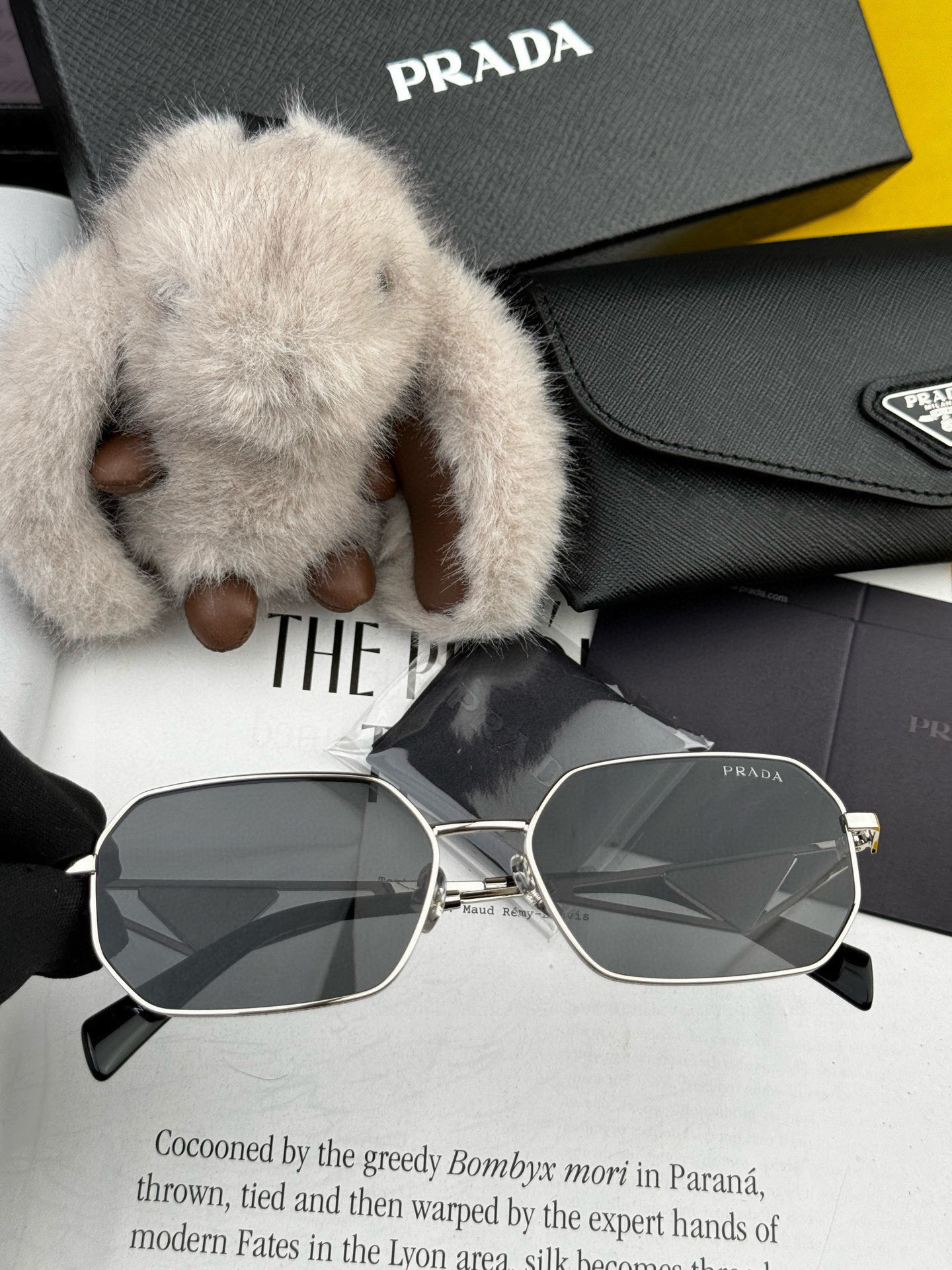   普拉达 小框金属太阳镜墨镜经典的方框设计，不挑脸型，无论搭配大衣还是连衣裙都非常显气质 预防紫外线 