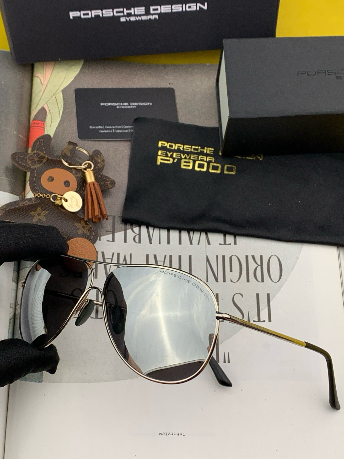   保时捷偏光金属男款方框太阳镜          材质：宝丽来高清偏光镜片。真空内镀蓝膜更好遮掩效果，