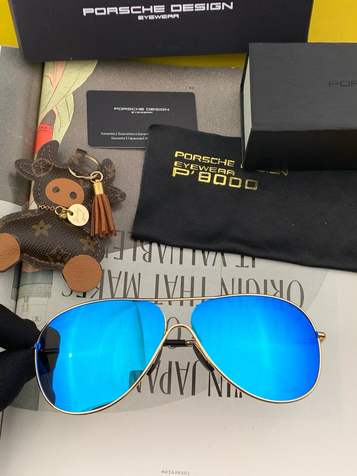   保时捷偏光金属男款方框太阳镜          材质：宝丽来高清偏光镜片。真空内镀蓝膜更好遮掩效果，