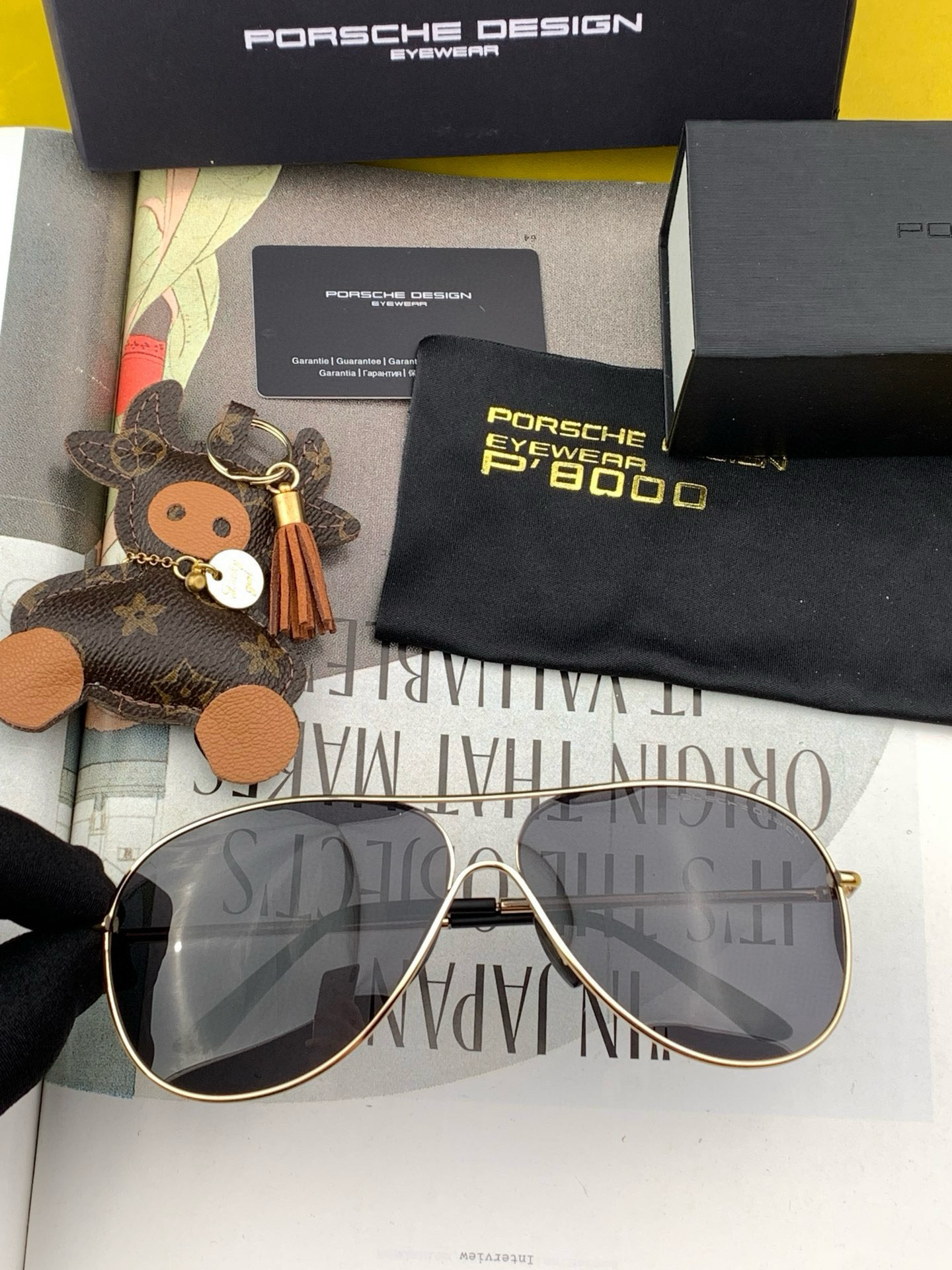   保时捷偏光金属男款方框太阳镜          材质：宝丽来高清偏光镜片。真空内镀蓝膜更好遮掩效果，