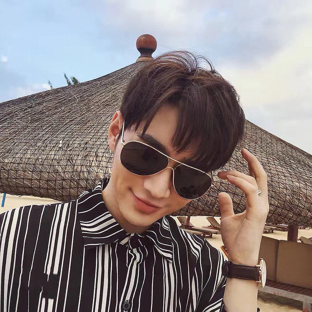   保时捷偏光金属男款方框太阳镜          材质：宝丽来高清偏光镜片。真空内镀蓝膜更好遮掩效果，