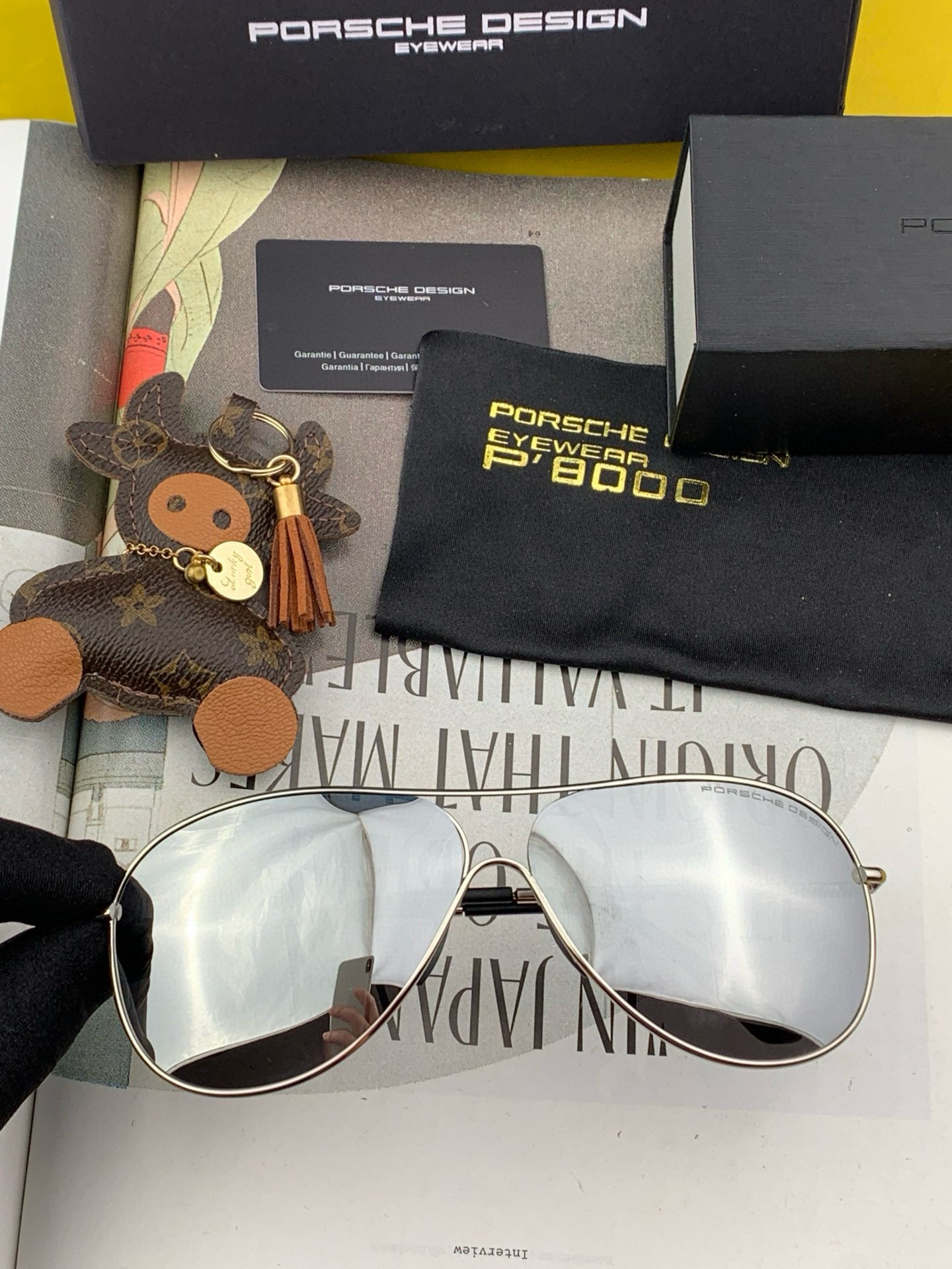   保时捷偏光金属男款方框太阳镜          材质：宝丽来高清偏光镜片。真空内镀蓝膜更好遮掩效果，