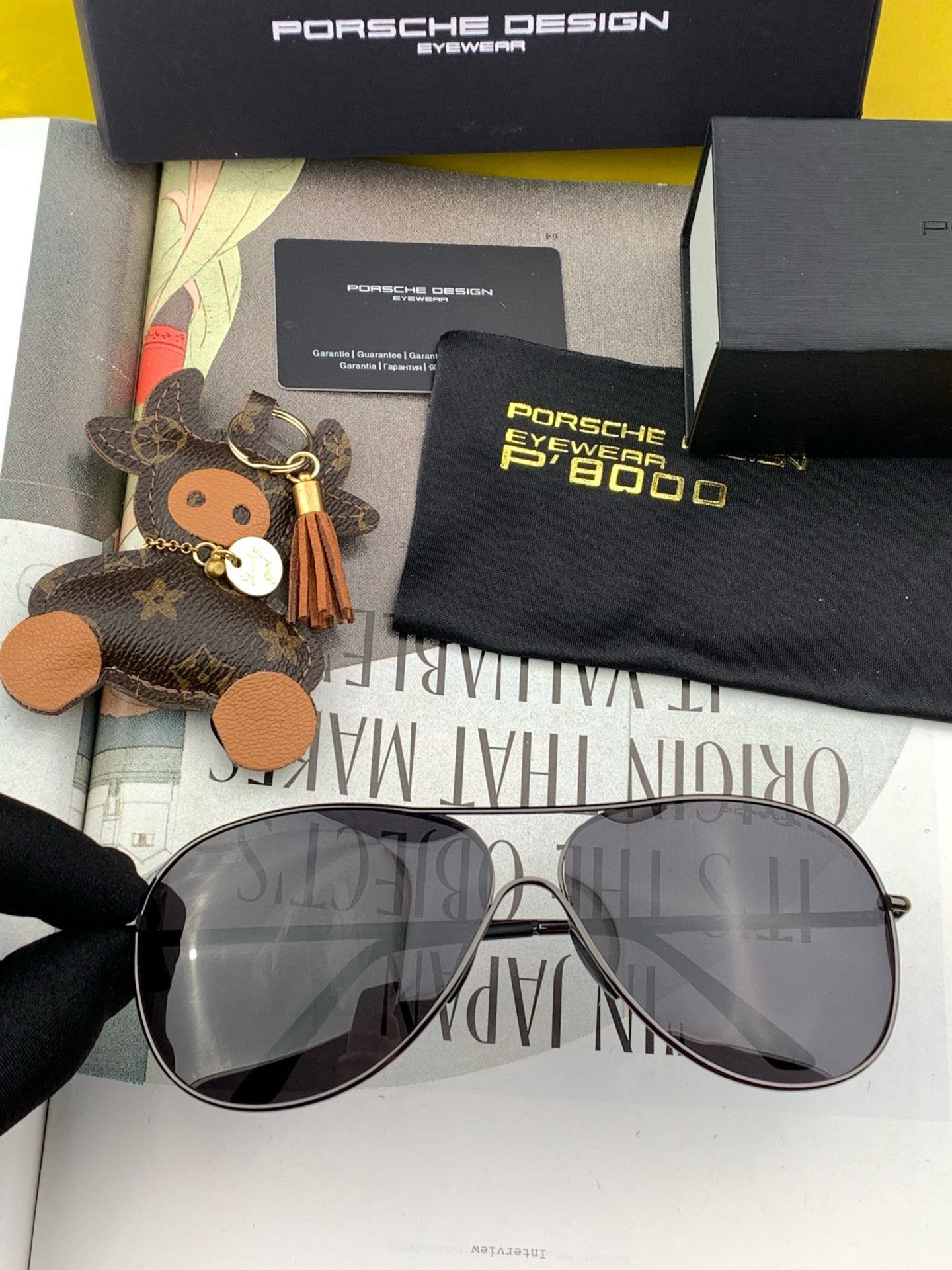   保时捷偏光金属男款方框太阳镜          材质：宝丽来高清偏光镜片。真空内镀蓝膜更好遮掩效果，