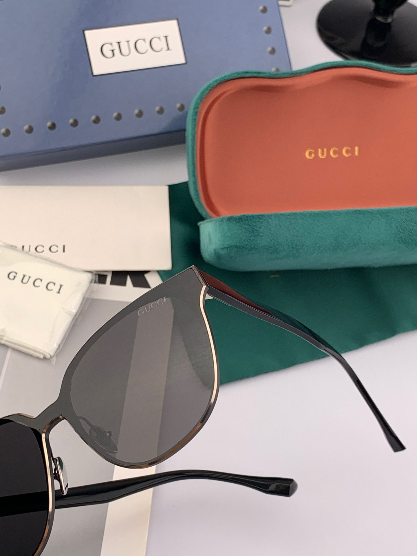  连体镜GUCCI2025开春新款一体镜 大框太阳镜男女同款 😎 
爆款大框尼龙太阳镜 超逼格超酷 
镜