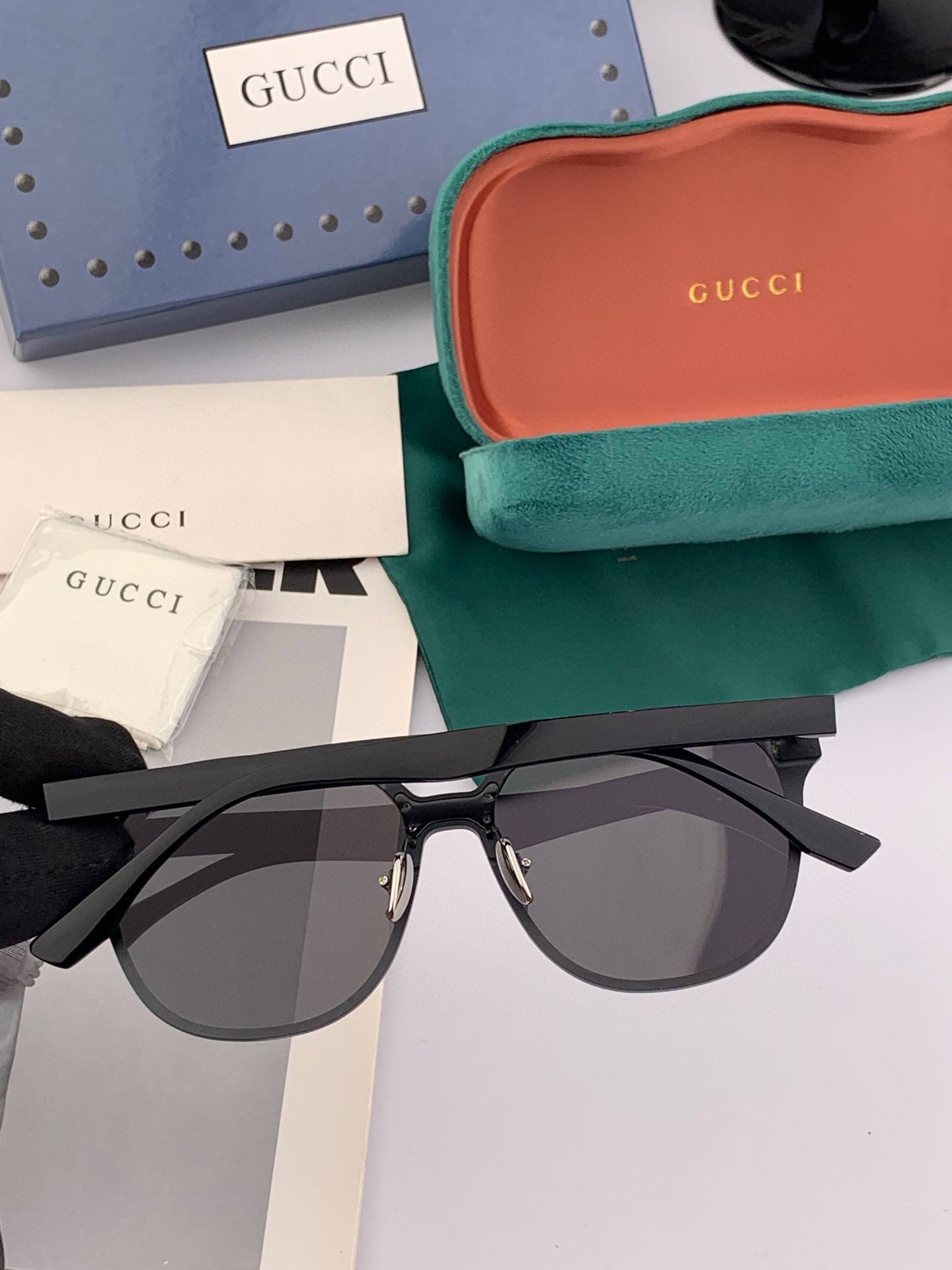  连体镜GUCCI2025开春新款一体镜 大框太阳镜男女同款 😎 
爆款大框尼龙太阳镜 超逼格超酷 
镜