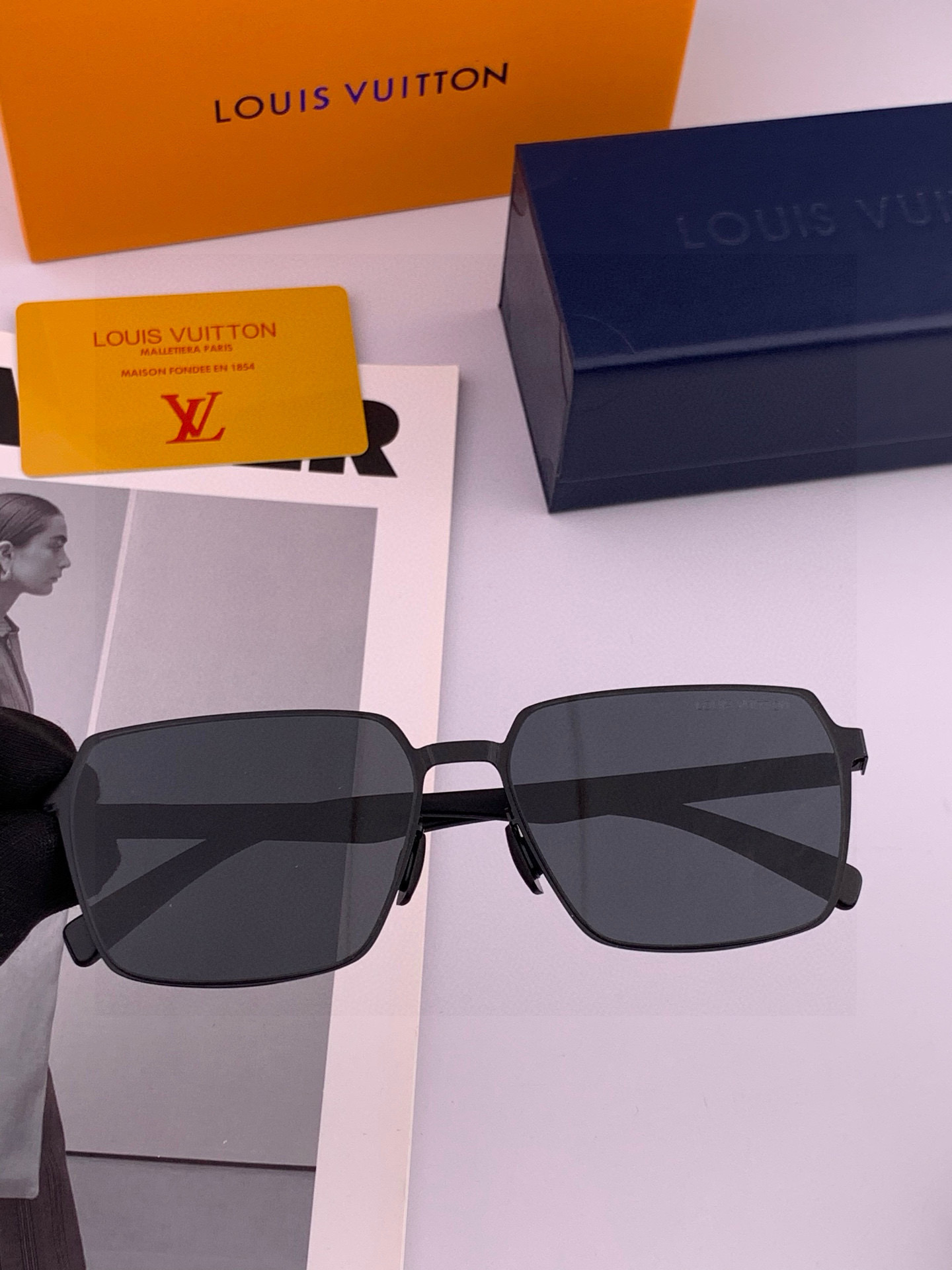       LV 男款炫彩飞行员偏光太阳镜 ❤️材质：高清尼龙加厚卡槽高清偏光镜片 🌹无边框镜架💕颜👍型