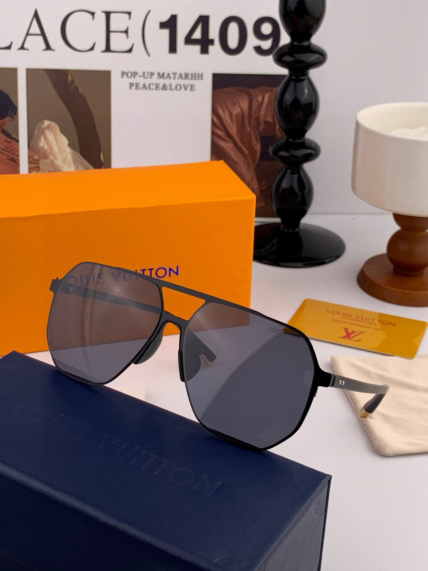       LV 男款炫彩飞行员偏光太阳镜 ❤️材质：高清尼龙加厚卡槽高清偏光镜片 🌹无边框镜架💕颜👍型