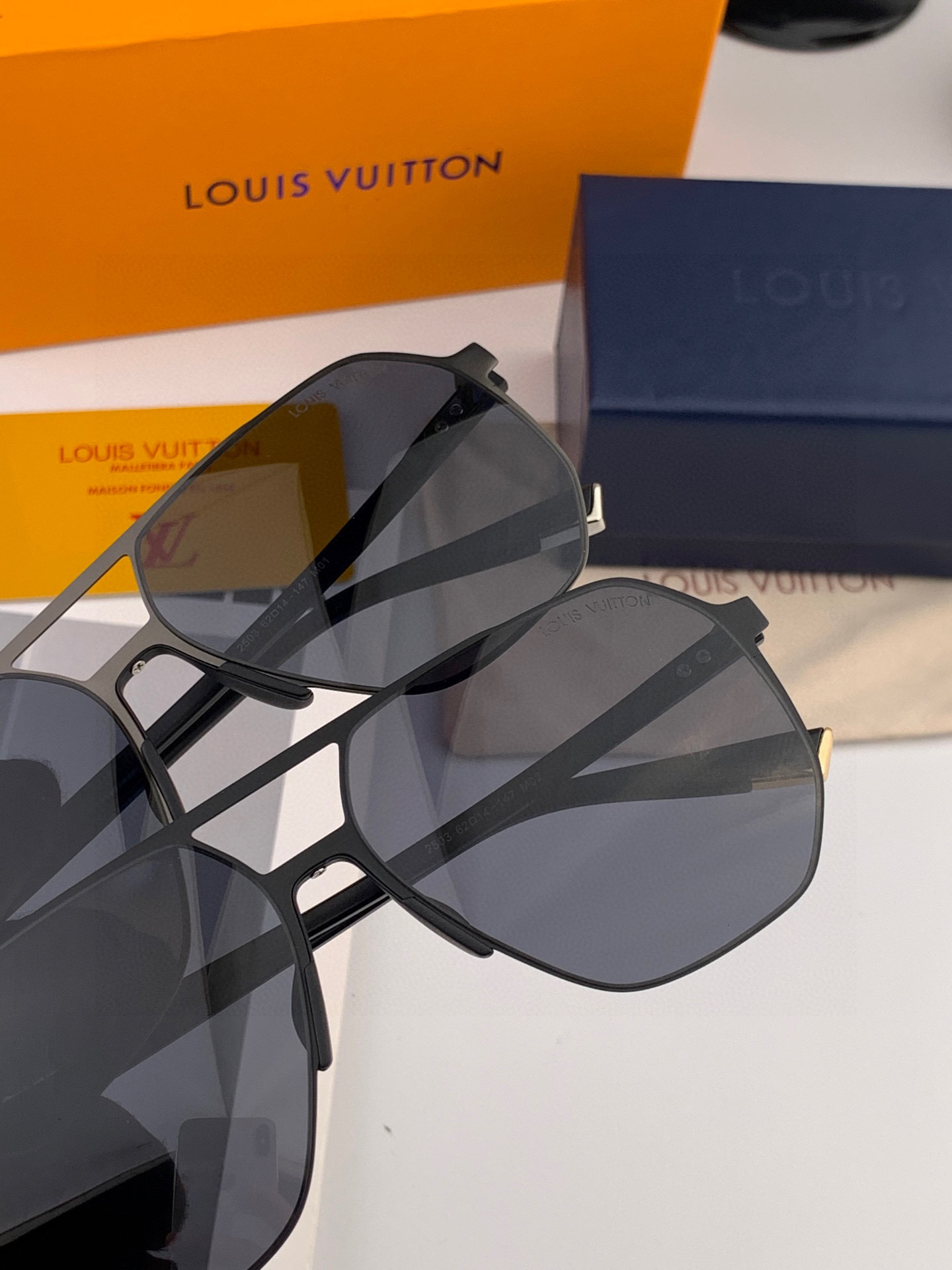       LV 男款炫彩飞行员偏光太阳镜 ❤️材质：高清尼龙加厚卡槽高清偏光镜片 🌹无边框镜架💕颜👍型