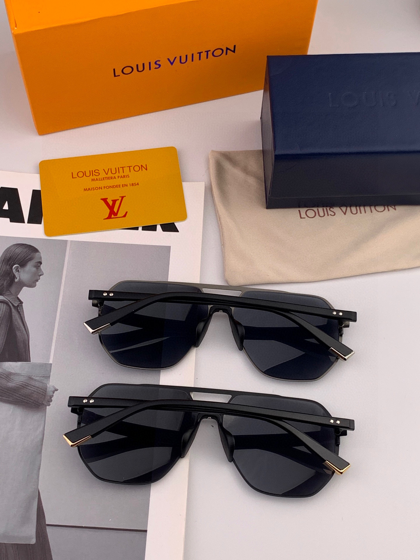       LV 男款炫彩飞行员偏光太阳镜 ❤️材质：高清尼龙加厚卡槽高清偏光镜片 🌹无边框镜架💕颜👍型