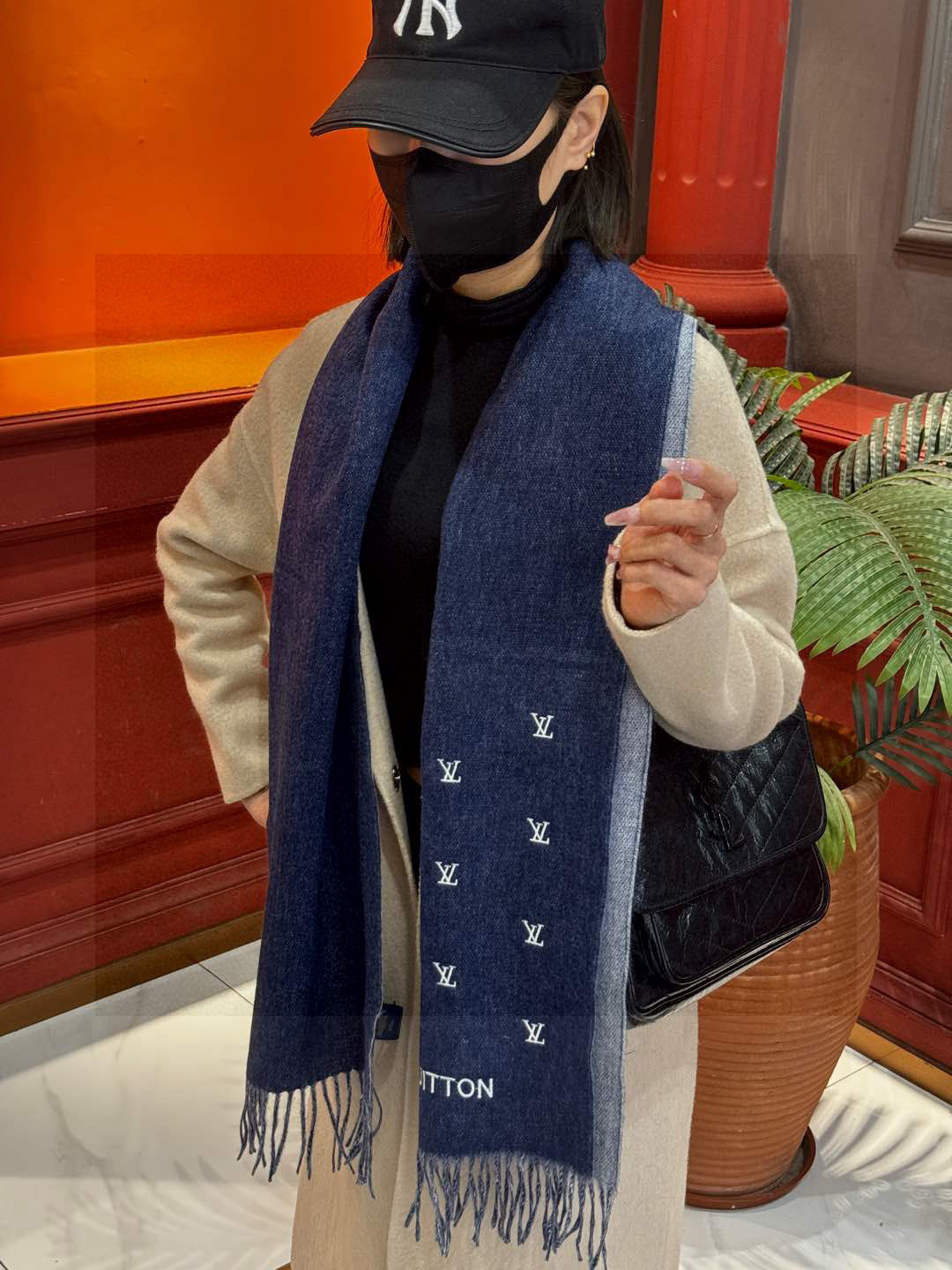   【LV】官网新款 情侣款 巴黎时装展双面羊绒围巾！采用蒙古高原细羊绒！手感满满地都是细腻的绒毛！这个