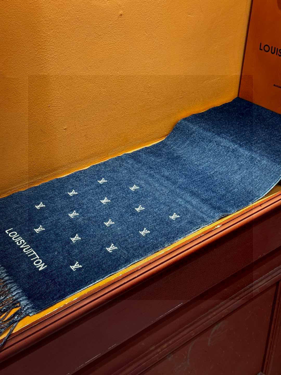   【LV】官网新款 情侣款 巴黎时装展双面羊绒围巾！采用蒙古高原细羊绒！手感满满地都是细腻的绒毛！这个