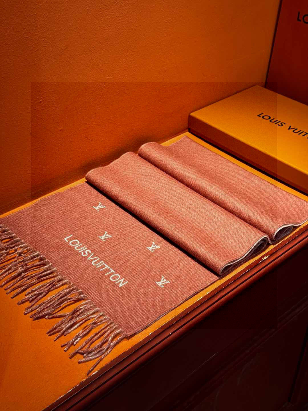  【LV】官网新款 情侣款 巴黎时装展双面羊绒围巾！采用蒙古高原细羊绒！手感满满地都是细腻的绒毛！这个