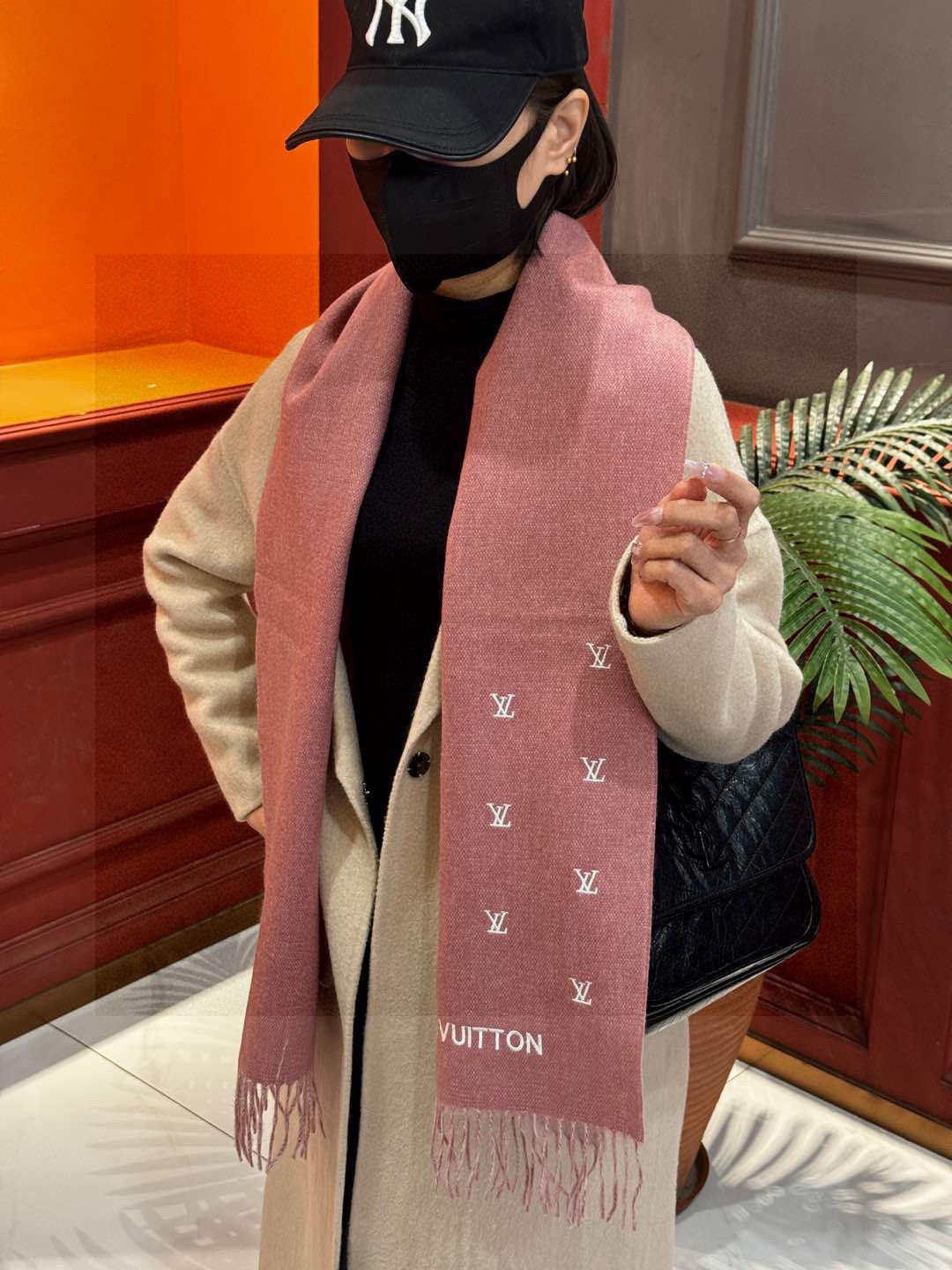   【LV】官网新款 情侣款 巴黎时装展双面羊绒围巾！采用蒙古高原细羊绒！手感满满地都是细腻的绒毛！这个