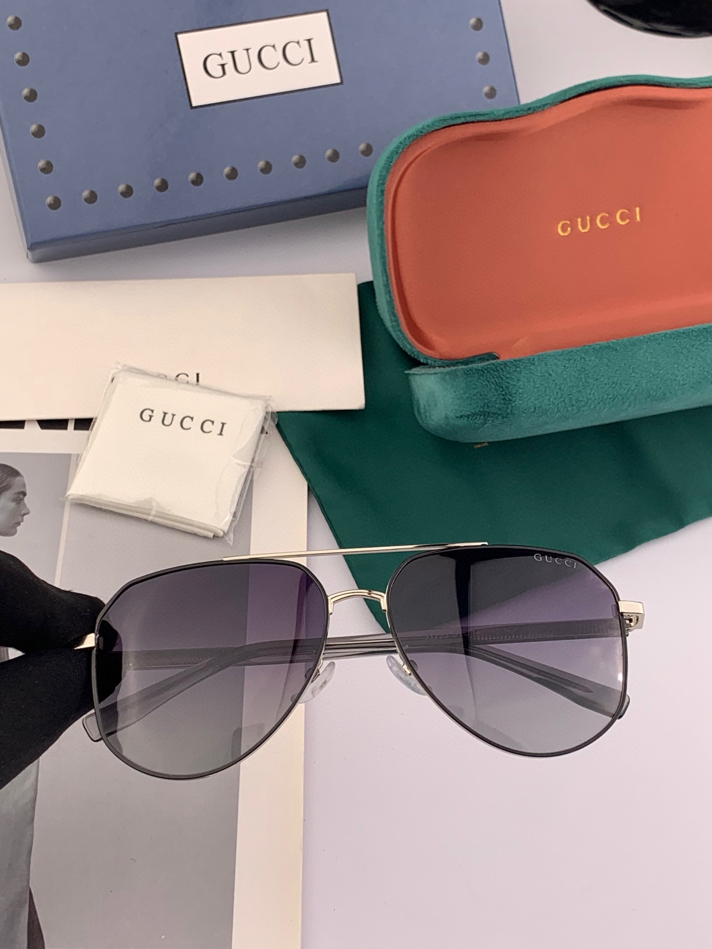   Gucci 。  高品质男女款墨镜   👍 进口宝丽来偏光镜片  。蛤蟆镜 开车钓鱼都可 。百搭显瘦