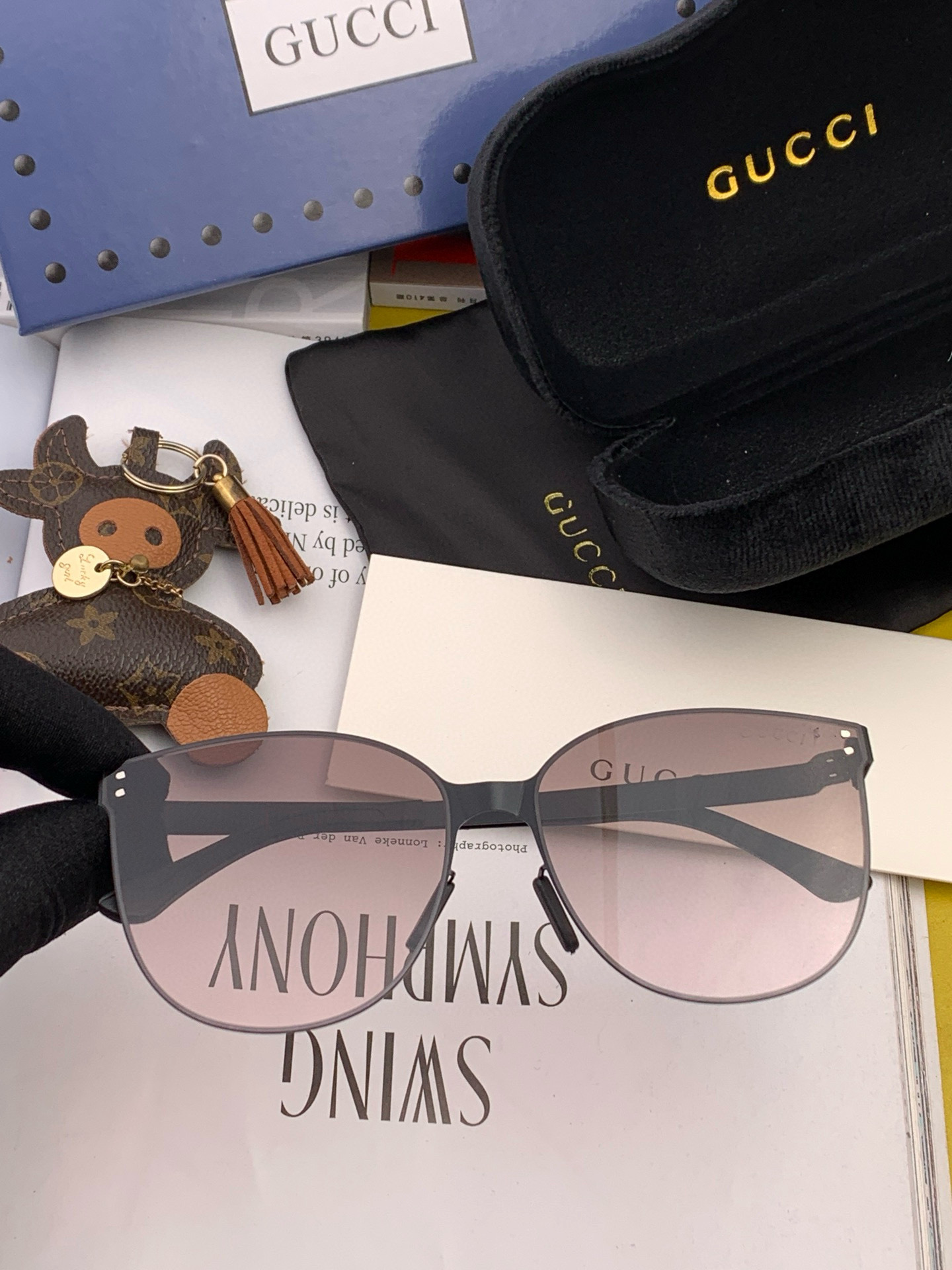   Gucci 2023春夏新款超轻无螺丝压不坏系列情侣款太阳镜高清尼龙镜片🦅完美品质，适合各种脸型，经