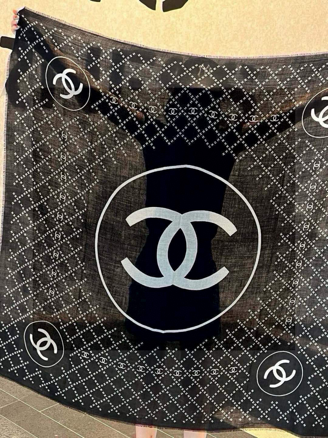  新款💖💖💃🏻💃🏻小香【双C标志网格方巾140】须边羊绒方巾‼️抢‼️VIP推荐 ‼️👍下手一定要快【高