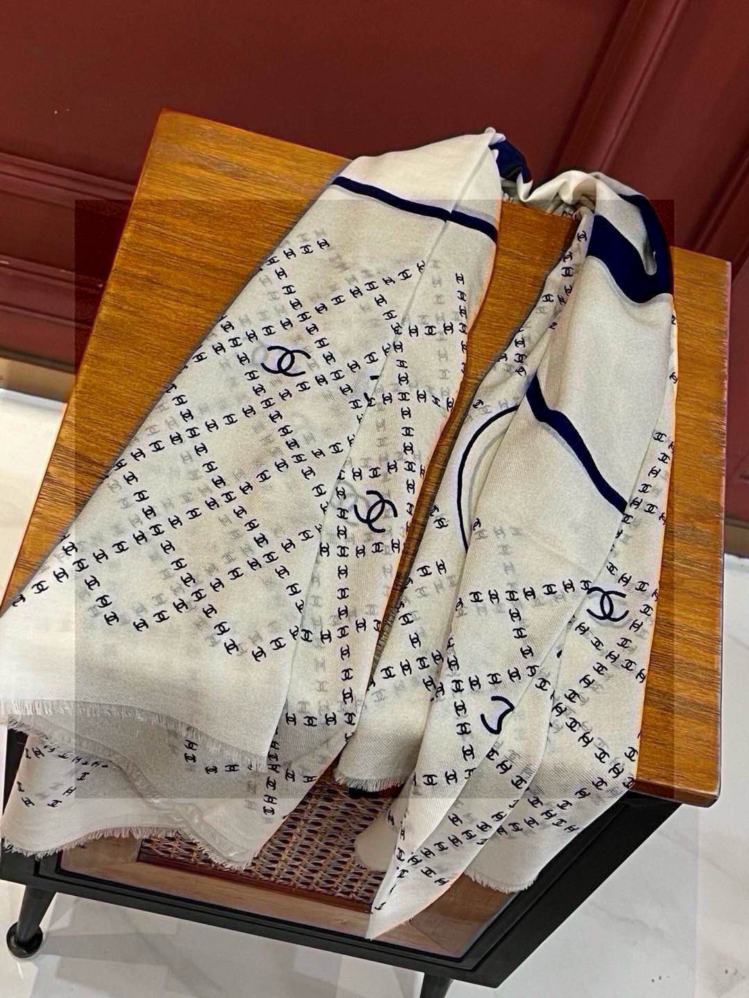  新款💖💖💃🏻💃🏻小香【双C标志网格方巾140】须边羊绒方巾‼️抢‼️VIP推荐 ‼️👍下手一定要快【高