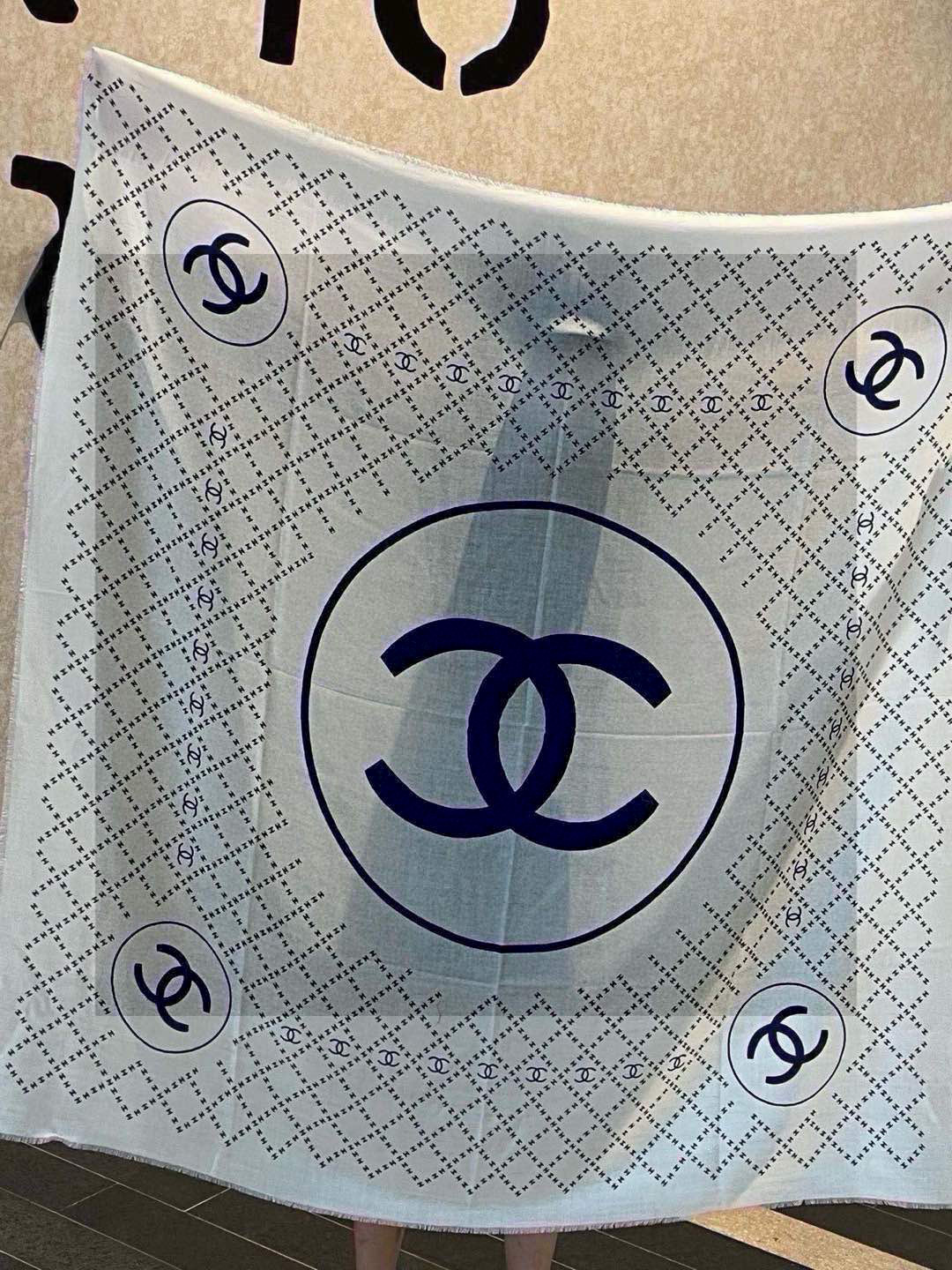  新款💖💖💃🏻💃🏻小香【双C标志网格方巾140】须边羊绒方巾‼️抢‼️VIP推荐 ‼️👍下手一定要快【高
