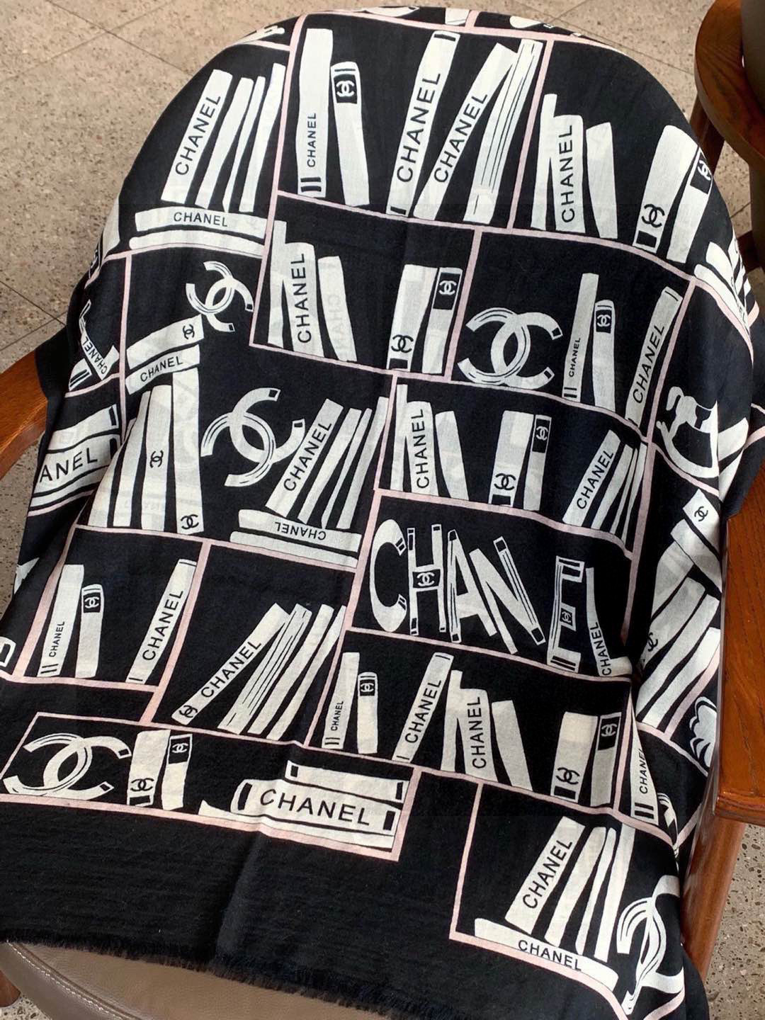 💟上新🌺羊绒披肩🌟长巾！强烈推荐价格超美！实物更美羊绒面料！纹理清晰、细腻可见
每一个套色、每一个笔触，