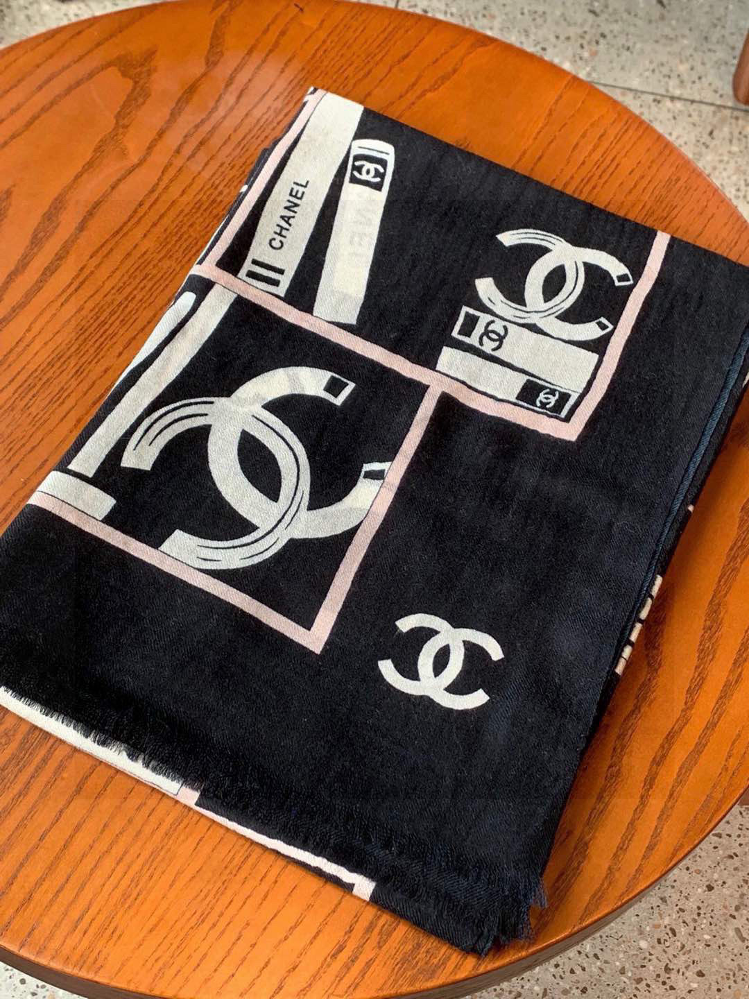 💟上新🌺羊绒披肩🌟长巾！强烈推荐价格超美！实物更美羊绒面料！纹理清晰、细腻可见
每一个套色、每一个笔触，