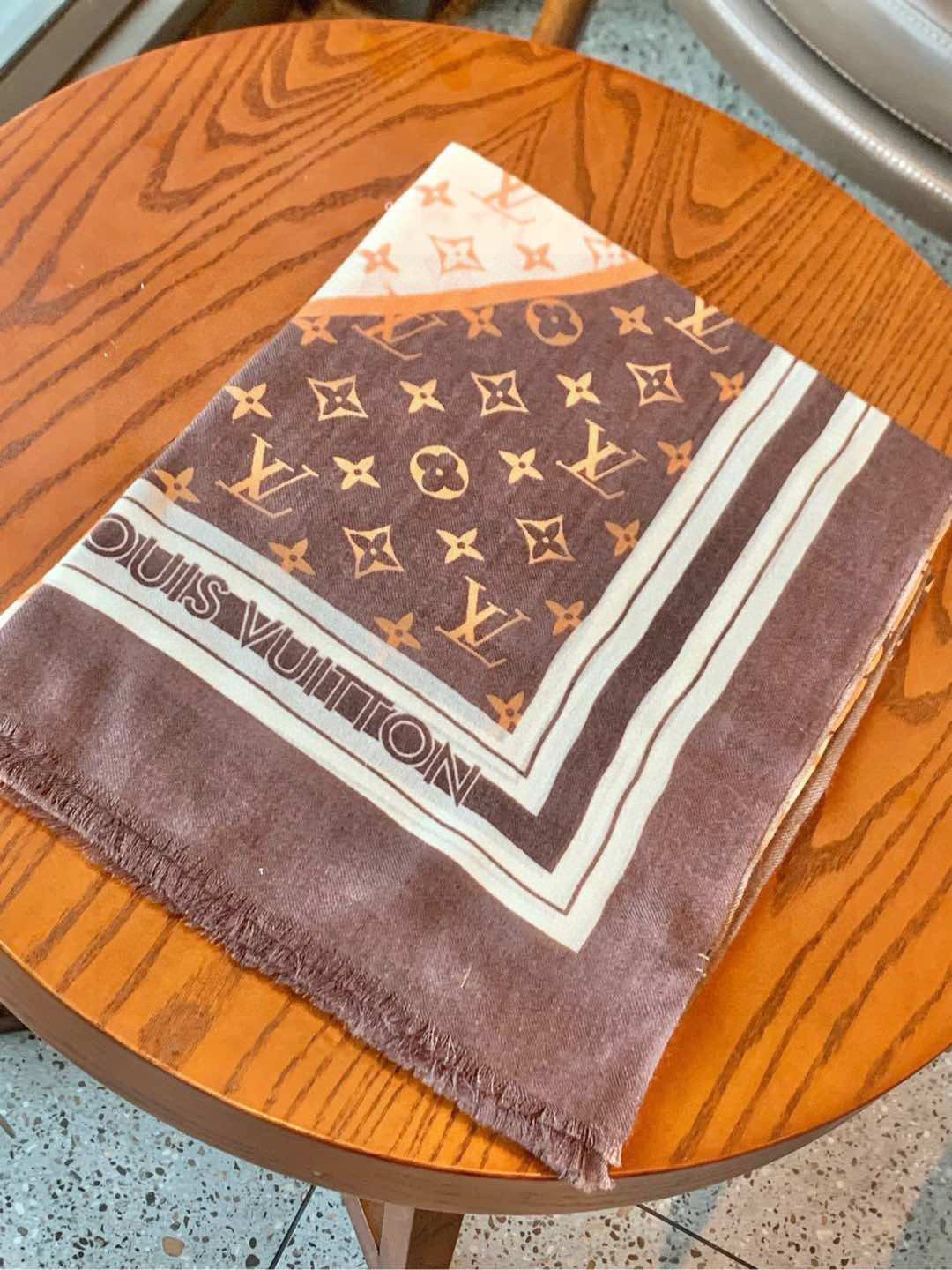   又时髦又百搭！LV新款老花长巾】提升气质和品味的好单品！！四季必备！！真的无敌实用！！Lv难得的羊绒