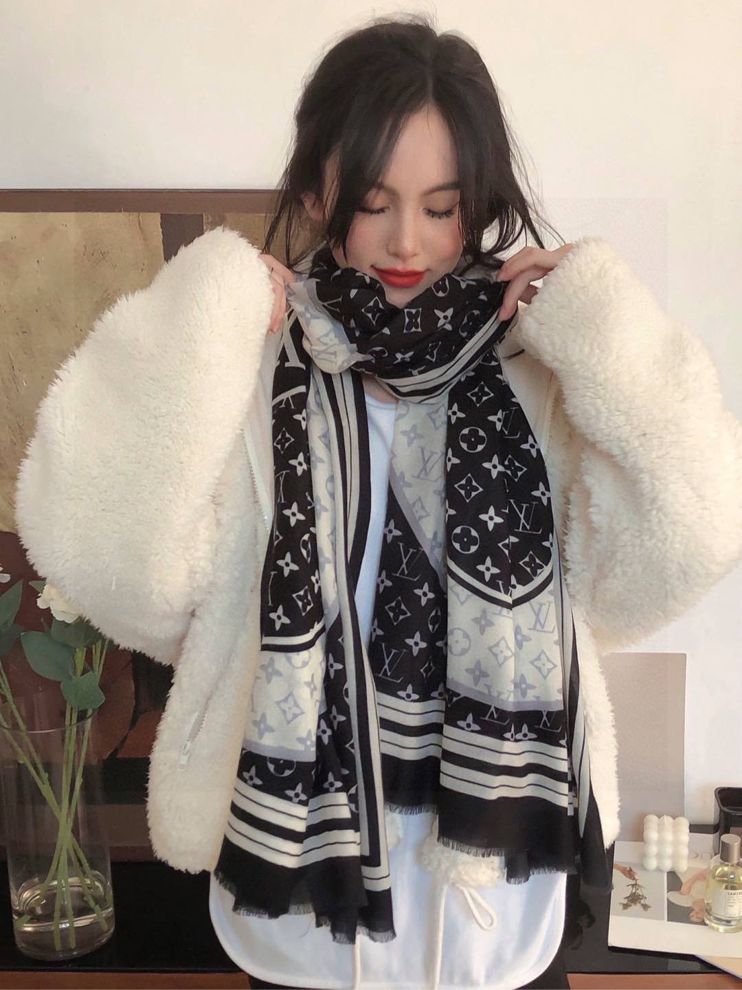   又时髦又百搭！LV新款老花长巾】提升气质和品味的好单品！！四季必备！！真的无敌实用！！Lv难得的羊绒