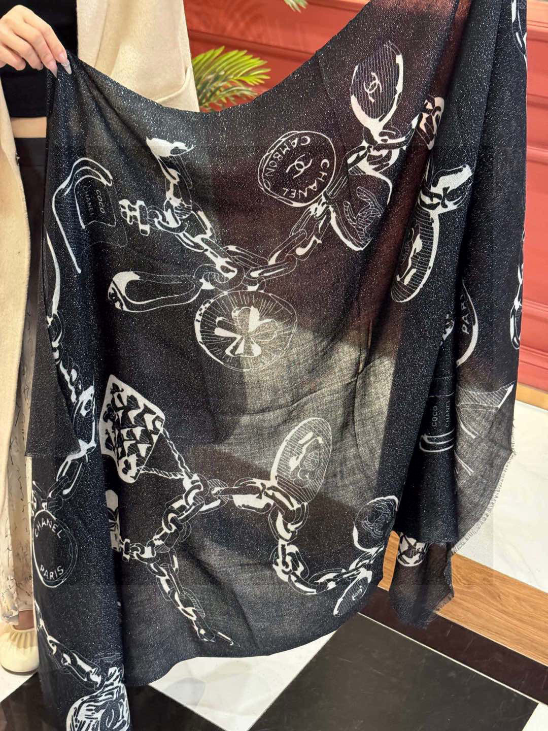  上新🌟 会发光发亮的围巾 💄💋新款客供银线💖羊绒面料长巾 😘美翻了流泪【小香银线图标】，御用殿堂级极品