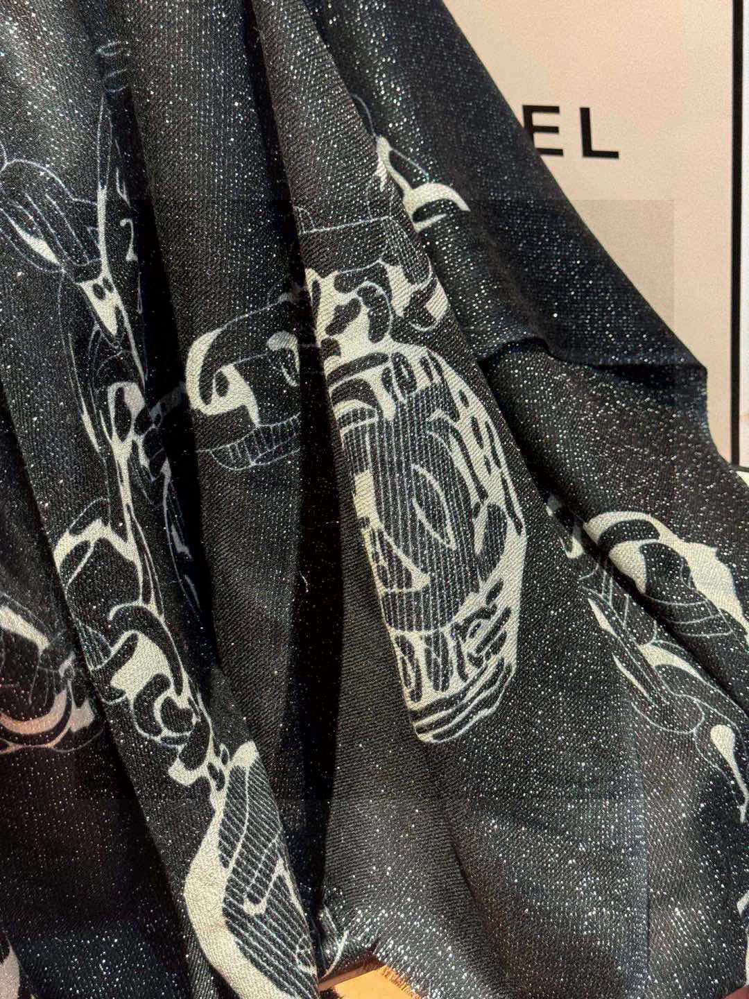  上新🌟 会发光发亮的围巾 💄💋新款客供银线💖羊绒面料长巾 😘美翻了流泪【小香银线图标】，御用殿堂级极品