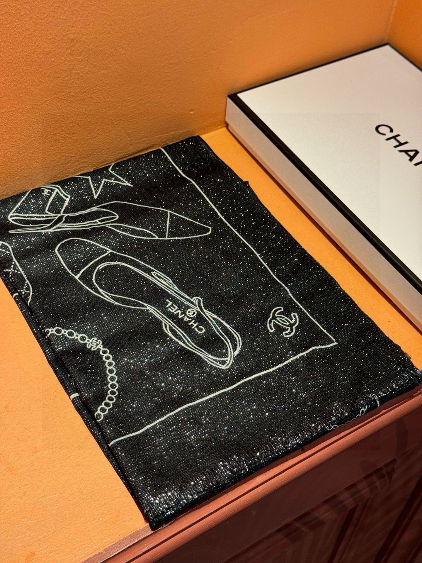   新款💖💖💃🏻💃🏻小香【会发光发亮的小香鞋包羊绒长巾】‼️抢‼️VIP推荐 ‼️👍下手一定要快【高端 