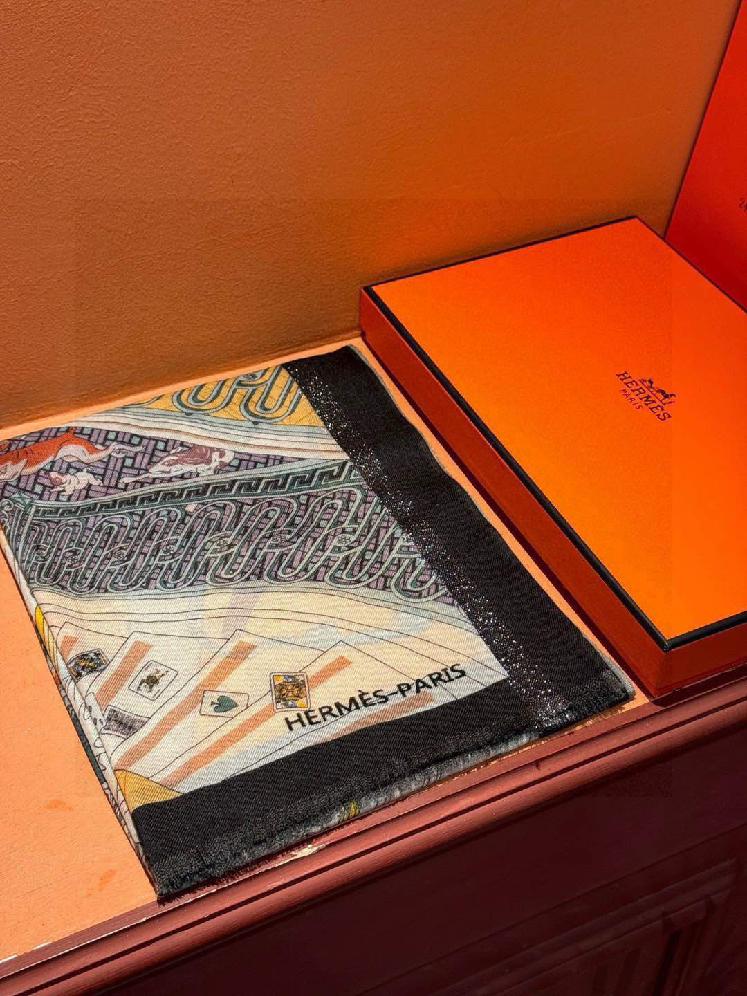   会发光发亮的围巾 爱马仕 专柜同步 买了都说好看羊绒印花‼️推荐💕顶级工艺超值‼️爱马仕专柜爆款🎁🎁