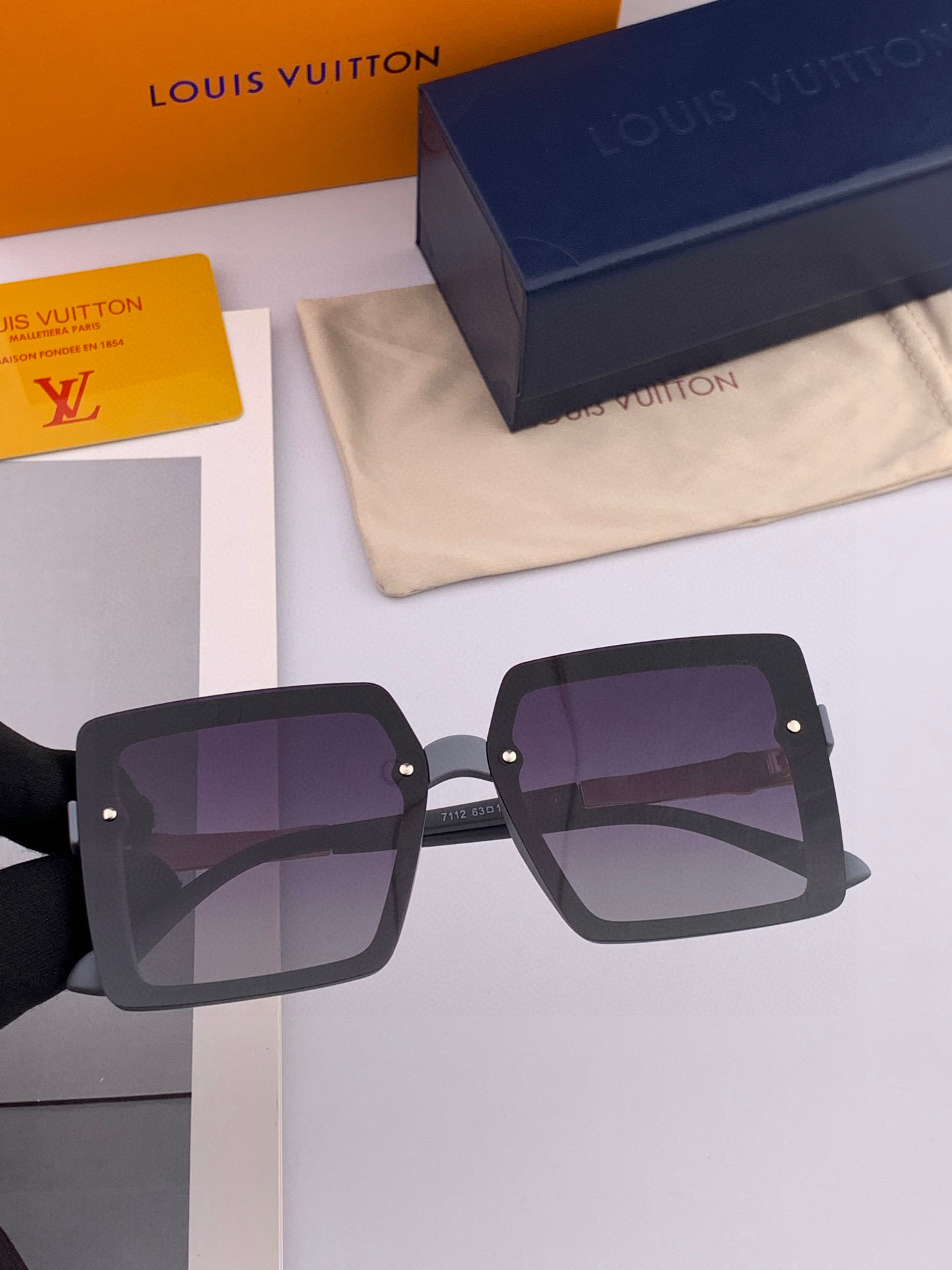    【TR偏光系列】lv大框太阳镜墨镜经典的方框设计，不挑脸型，无论搭配大衣还是连衣裙都非常显气质偏光