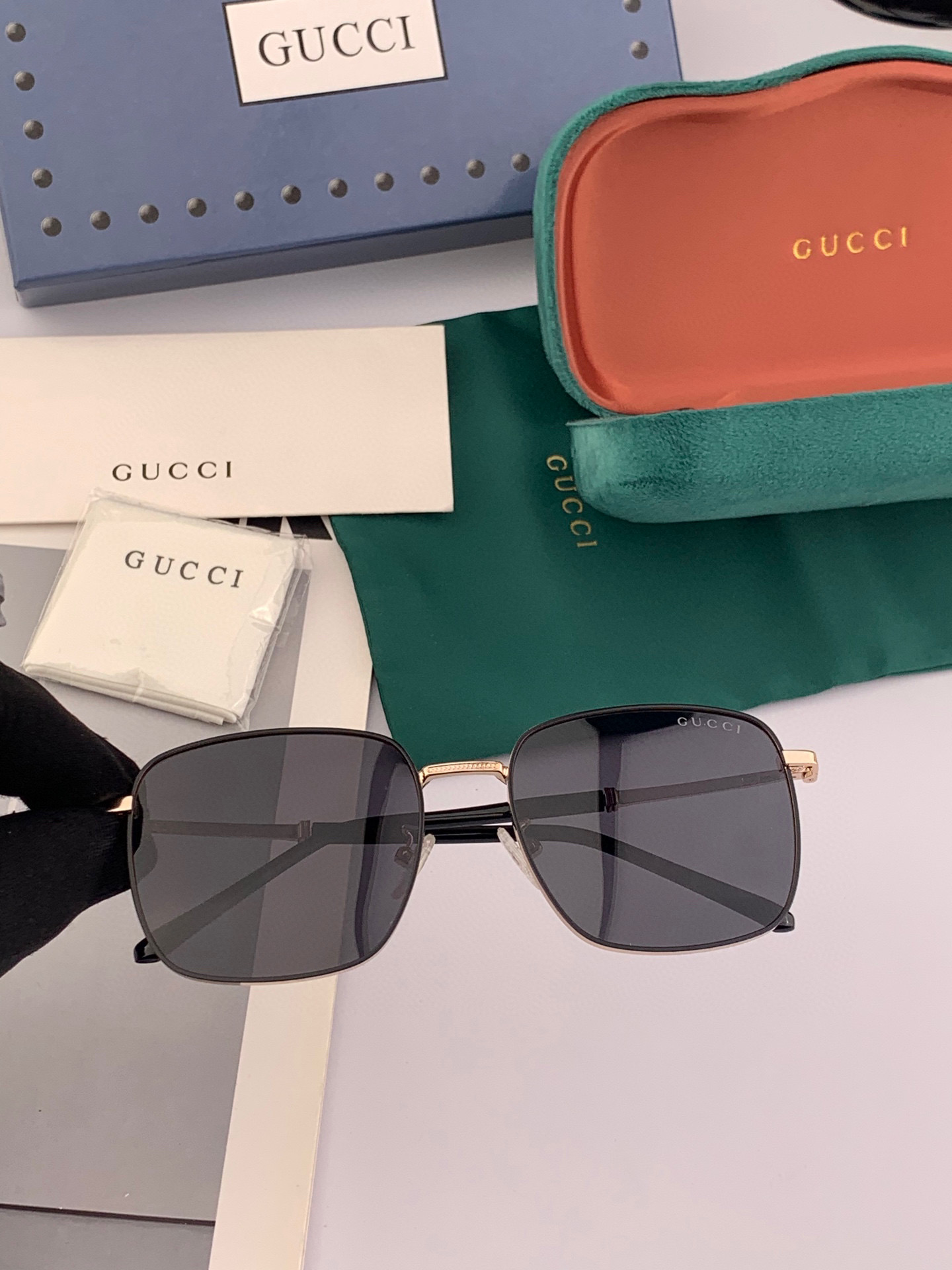   GUCCI 官网同步。  高品质男女款墨镜   👍 进口宝丽来偏光镜片  。蛤蟆镜 开车钓鱼都可 。