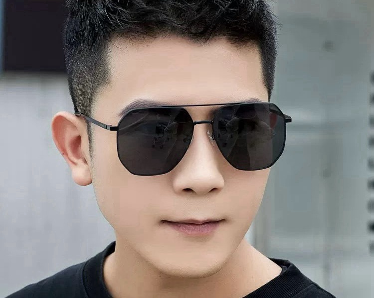       LV 男款炫彩飞行员偏光太阳镜 ❤️材质：高清尼龙加厚卡槽高清偏光镜片 🌹无边框镜架💕颜👍型