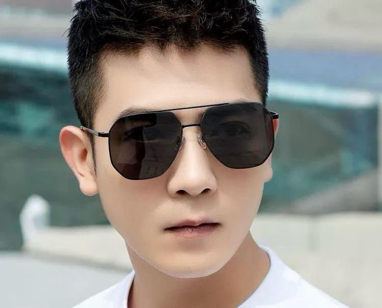       LV 男款炫彩飞行员偏光太阳镜 ❤️材质：高清尼龙加厚卡槽高清偏光镜片 🌹无边框镜架💕颜👍型