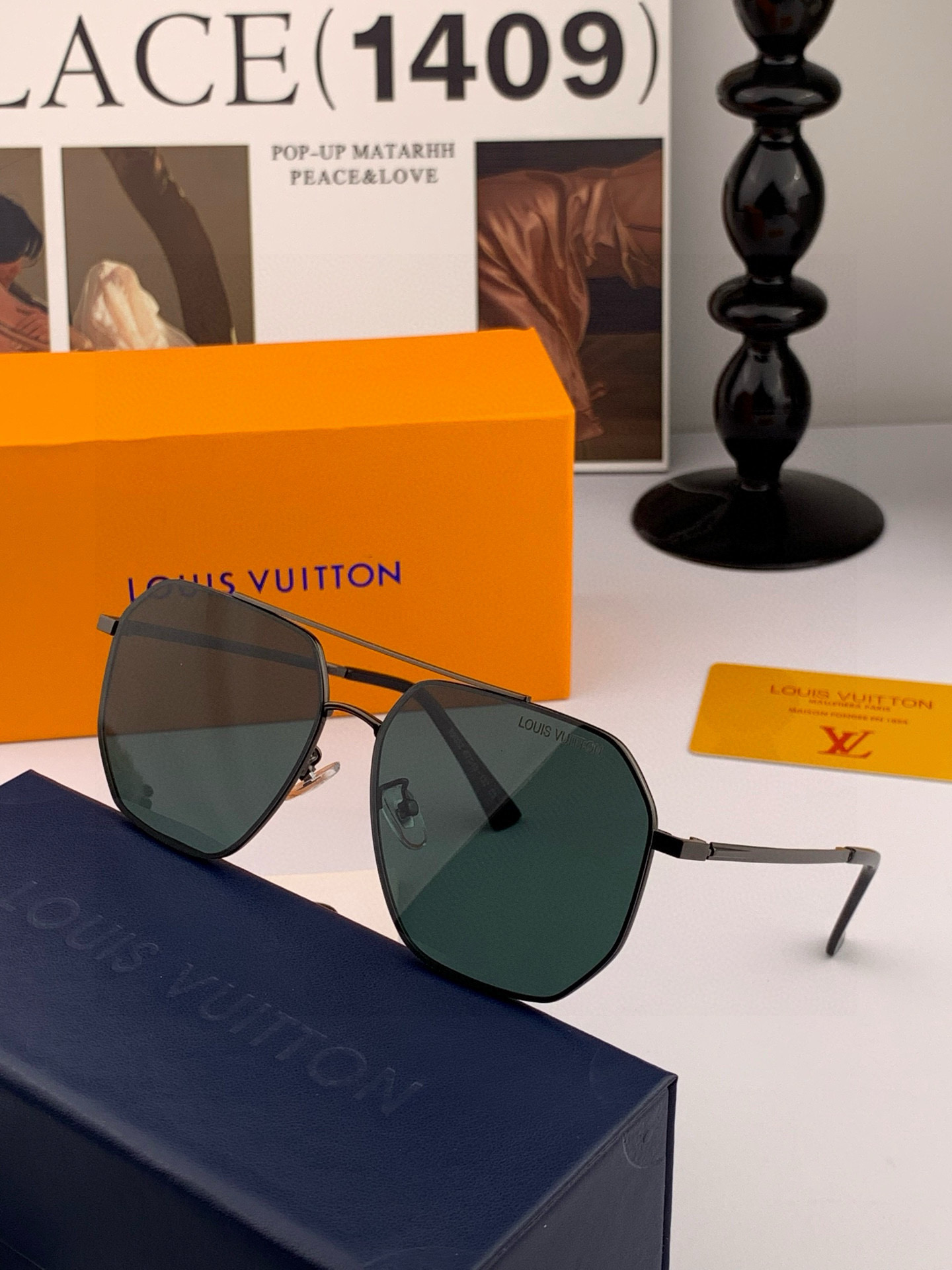       LV 男款炫彩飞行员偏光太阳镜 ❤️材质：高清尼龙加厚卡槽高清偏光镜片 🌹无边框镜架💕颜👍型
