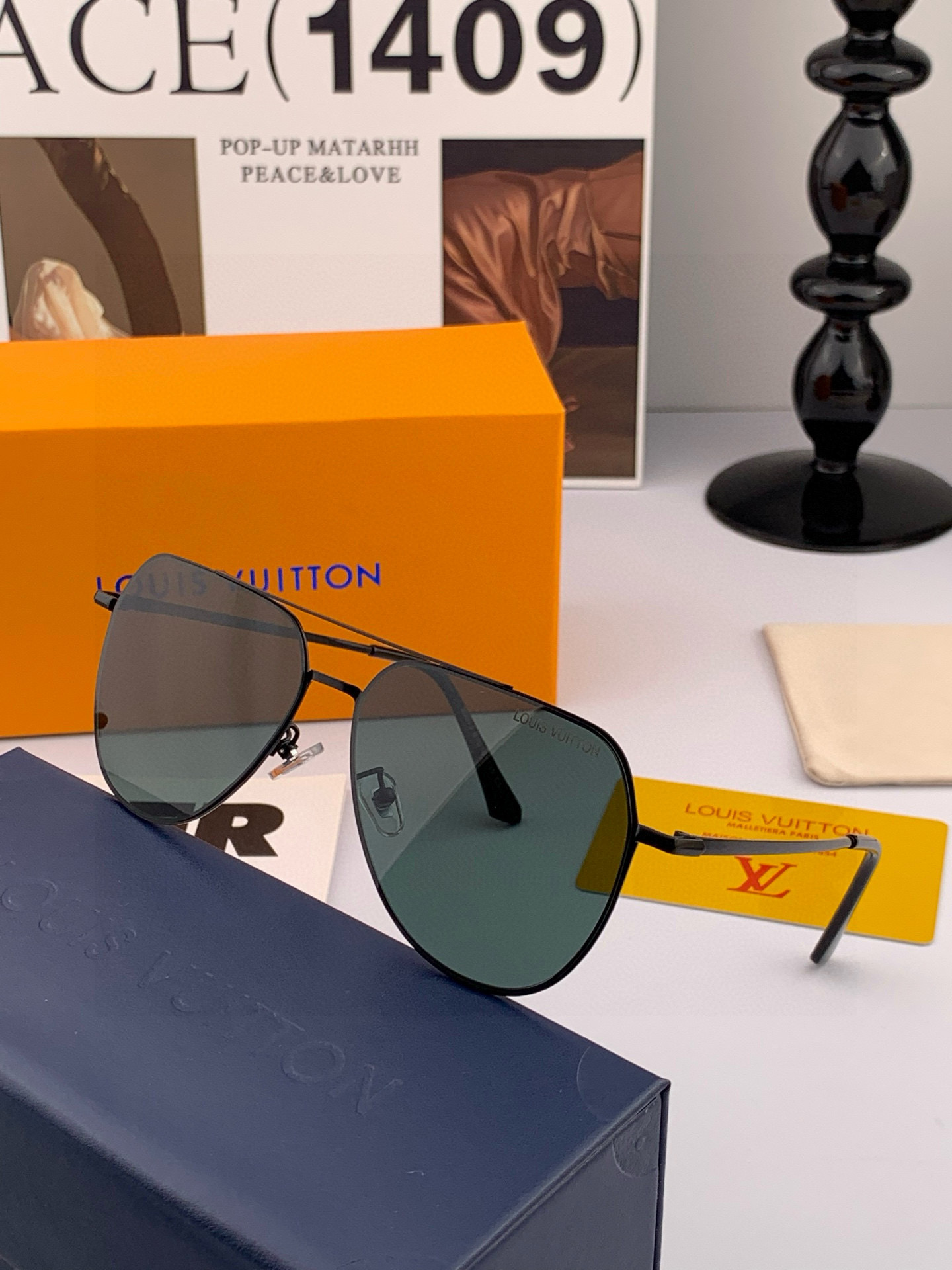       LV 男款炫彩飞行员偏光太阳镜 ❤️材质：高清尼龙加厚卡槽高清偏光镜片 🌹无边框镜架💕颜👍型