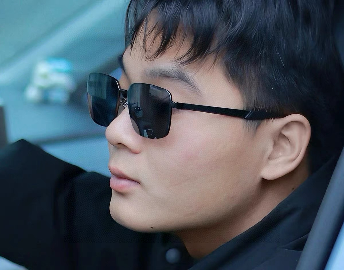       LV 男款炫彩飞行员偏光太阳镜 ❤️材质：高清尼龙加厚卡槽高清偏光镜片 🌹无边框镜架💕颜👍型