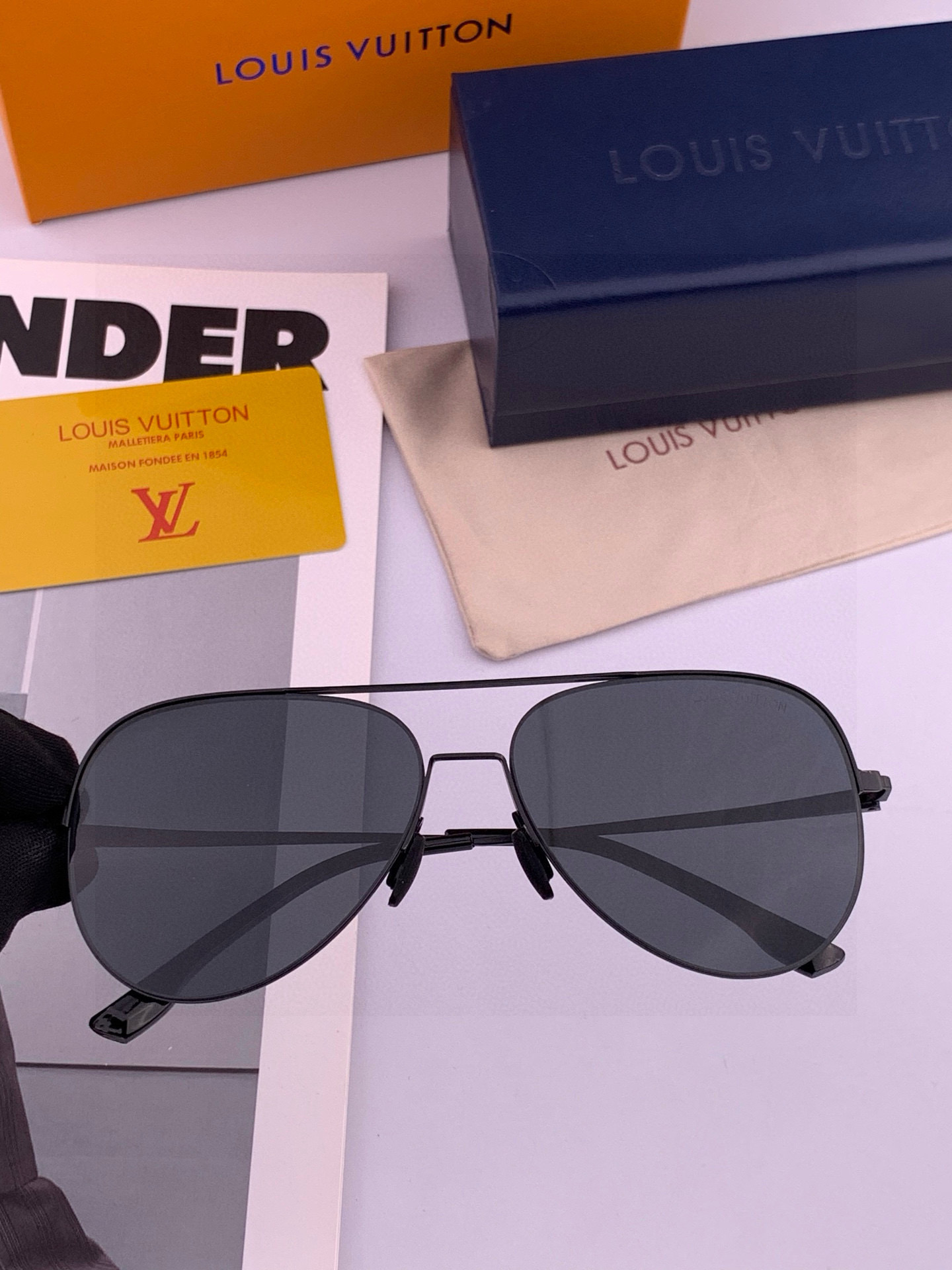       LV 男款炫彩飞行员偏光太阳镜 ❤️材质：高清尼龙加厚卡槽高清偏光镜片 🌹无边框镜架💕颜👍型