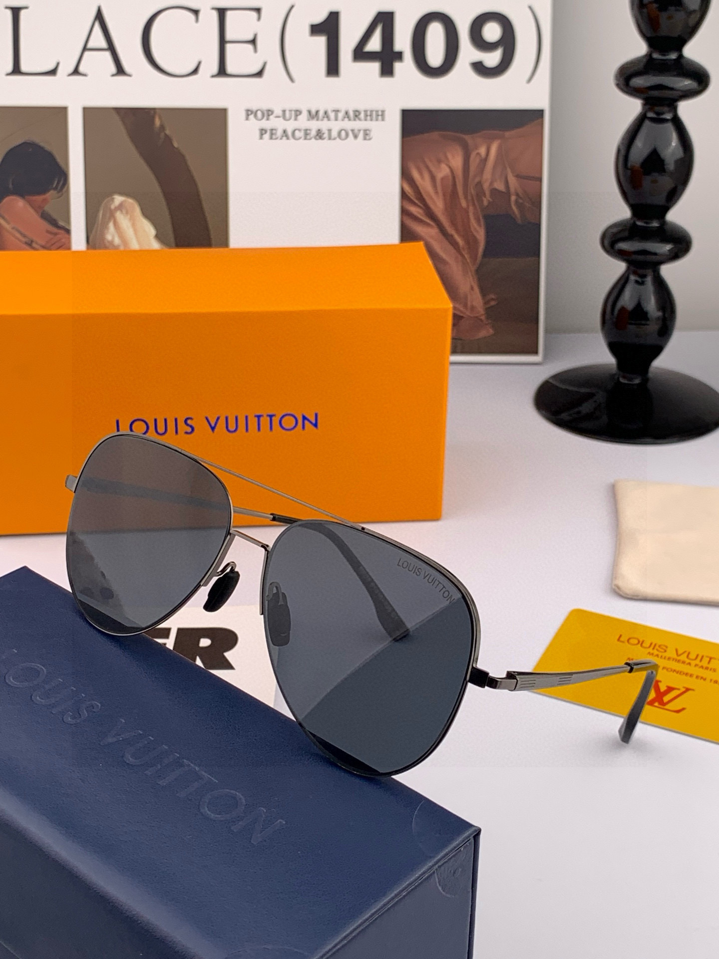       LV 男款炫彩飞行员偏光太阳镜 ❤️材质：高清尼龙加厚卡槽高清偏光镜片 🌹无边框镜架💕颜👍型
