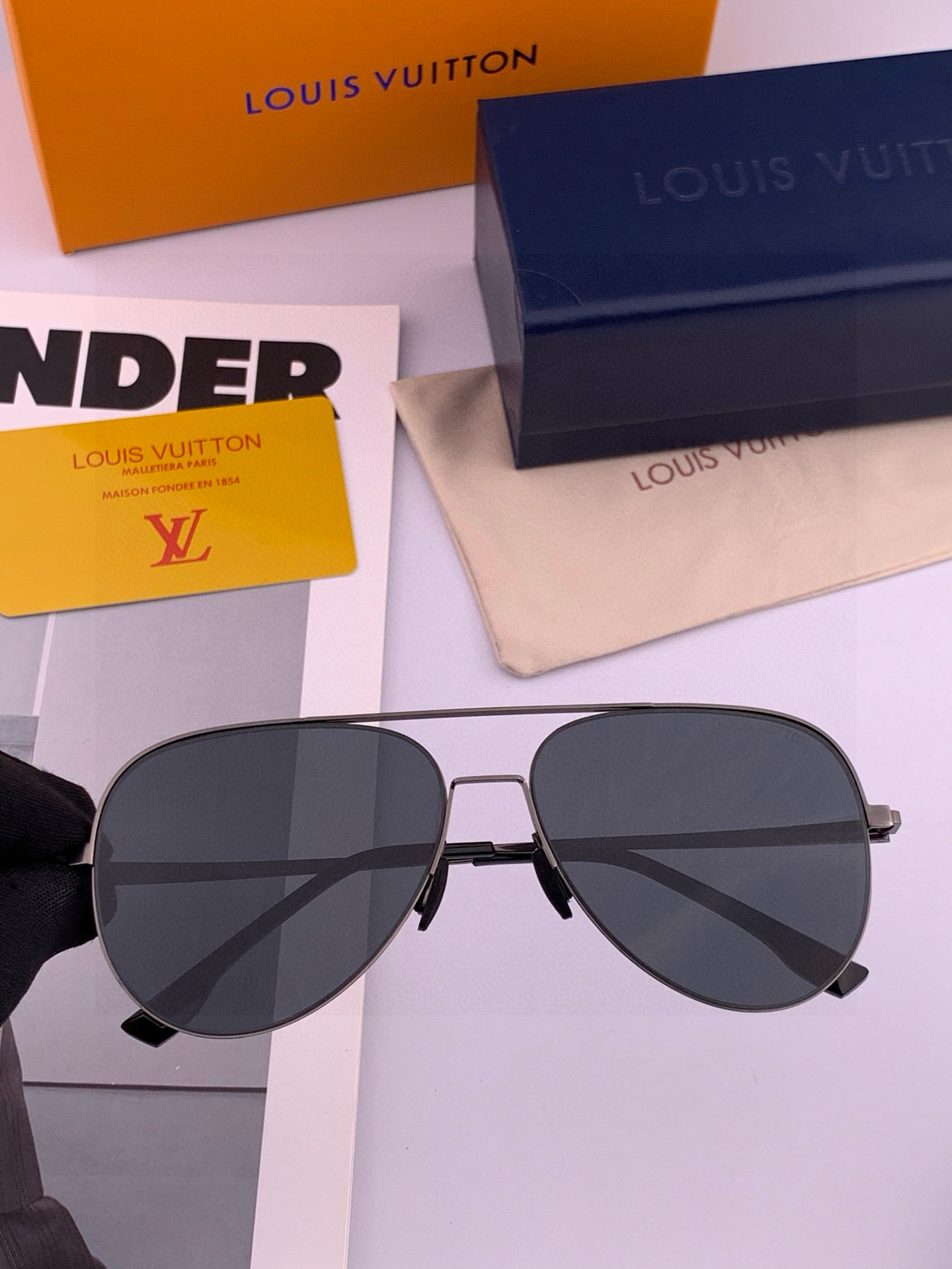       LV 男款炫彩飞行员偏光太阳镜 ❤️材质：高清尼龙加厚卡槽高清偏光镜片 🌹无边框镜架💕颜👍型
