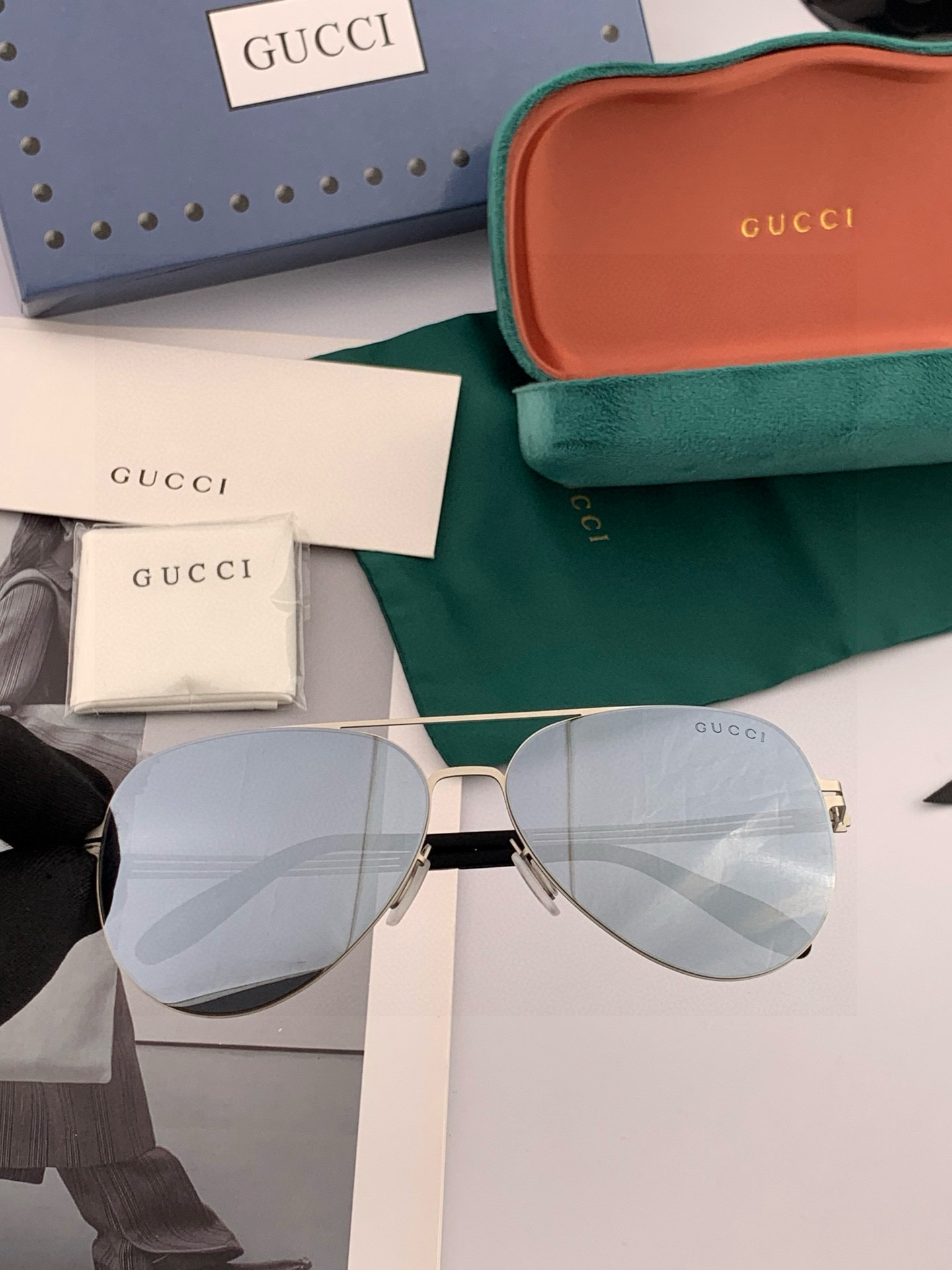      GUCC* 2025新款男女情侣款太阳iP电镀永不褪色 卖点：超轻超有弹性整幅眼镜无螺丝重要的