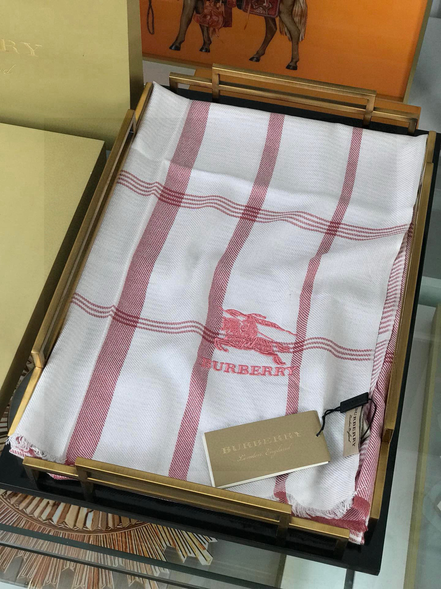 NO:339522,Burberry light plaid scarf has been shipped, exquisite horse label embroidery logo, exquisite production craftsmanship, first select the best ultra-fine wool fiber, pure hand-combed, and then soaked in clear spring water to make the wool fiber present a unique fluffy texture; finally, with the examined imprinting and ironing technology, a luxurious and soft surface luster is created. 70*200, more casual matching makes the feel so good that the high-end scarf, high-end scarf, burberry19860909巴宝莉轻盈格纹围巾最新款出货了,精美马标刺绣logo,精湛制作工艺首先臻选上乘的超细羊毛纤维,进行纯手工精梳处理,再进行清泉水浸泡涤荡,使羊毛纤维呈现出独特的蓬松质感；最后以考察的压印与熨烫工艺,缔造奢华柔和的表面光泽.70*200,更显随意性搭配手感好到爆高版本围巾,高版本围巾,burberry,scarf