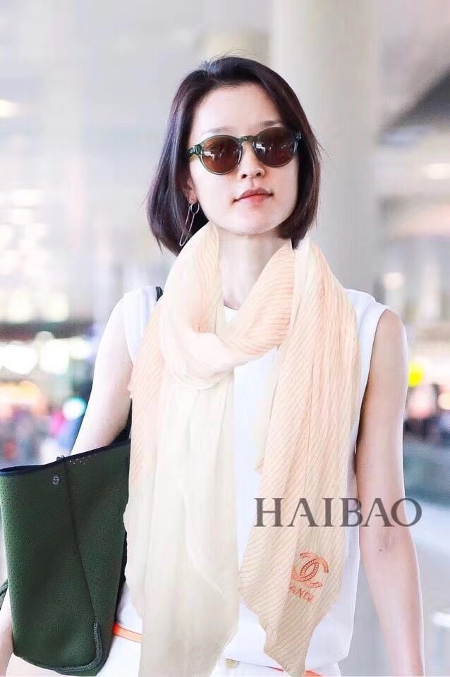 NO:339465,Xiaoxiang's new style is coming [Double C light stripes] cashmere long scarf grab VIP recommendation. Be sure to start quickly [High-end, love, top 300 soft and glutinous ring velvet, baby feels comfortable to touch, very few products, can be used in all seasons, so it makes people very beautiful, the upper body effect is simply beautiful, the quality is perfect, the whole scarf gives people a big brand aura and is very exquisite and beautiful, which is definitely worth buying. Once you get the real thing, you will be glad that you are a beautiful product for women. It is worth evaluating the perfect temperament and taste of Ditails' first choice VIPs. 90*200 top 300 pure cashmere (ring velvet) long scarf, high-version scarf, ring19860909小香新款来袭【双C轻盈条纹】羊绒长巾抢VIP推荐 下手一定要快【高端 大爱 顶级300支软糯戒指绒 婴儿触感舒服到飞女人尤物 货极少 四季都可以用真心美的让人非常非常心动 上身效果简直美翻了 品质非常完美 整个围巾给人大牌气场的同时又非常精致秀丽绝对值得入手的新款 实物一拿到就会庆幸自己是女人的绝美好货 值得品鉴完美气质品味Ditails首选VIP们 上90*200顶级300支纯羊绒(戒指绒)长巾高版本围巾,高版本围巾,ring,scarf