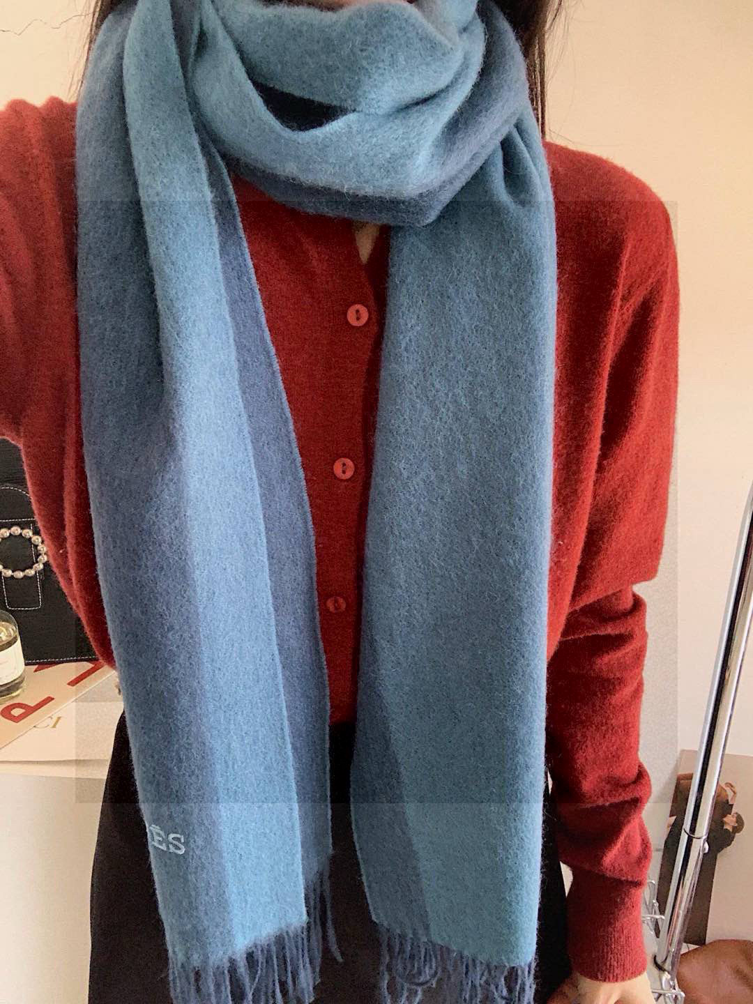 NO:339506,Too beautiful Hermes couple style is so beautiful that it wants to scream the latest British, European and American style in the counter. It is another fashionable and practical big scarf & long scarf. The contrasting color matching is very coordinated. The scarf feels soft and it is fashionable and warm when worn. It is elegant and stylish. Don't miss it. The size is 35*190. Please quickly grab the high-end scarf, high-end scarf, hermes19860909太美了 爱马仕 情侣款 美到要尖叫专柜最新款英伦欧美范儿 又是一款即时尚又实用的大围巾&长巾,撞色的颜色搭配很协调,围巾手感柔软,戴起来时尚暖和,大气有范儿,格子控们,不要错过哦,尺寸35*190,亲们速度开抢高版本围巾,高版本围巾,hermes,scarf