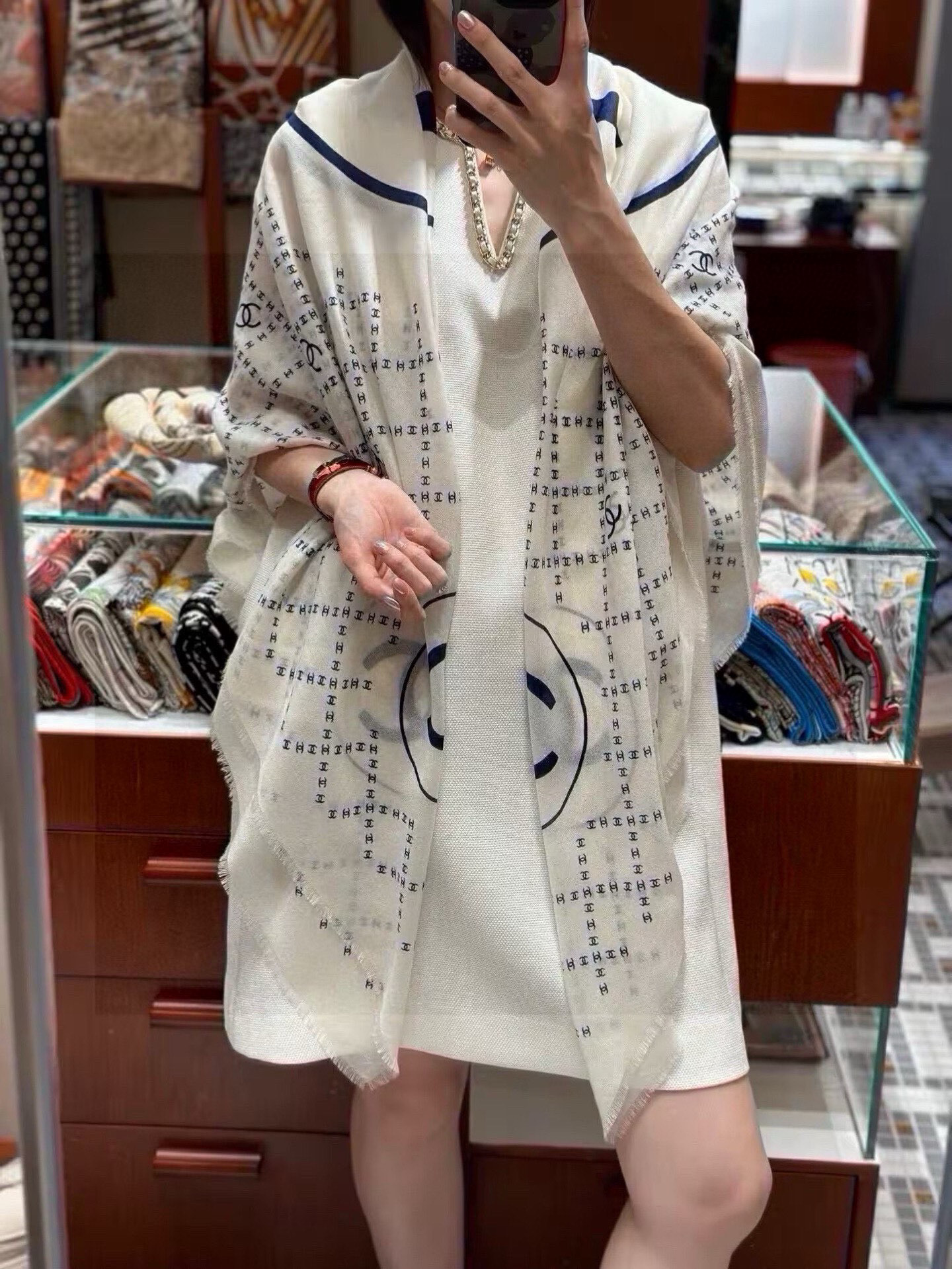 NO:339532,New Xiaoxiang [Double C logo grid square scarf 140] Whispered cashmere square scarf snatch VIP recommendations. Be sure to start quickly [High-end, love, pure cashmere, baby feels comfortable to touch, very few products, can be used in all seasons, so it makes people very beautiful, the upper body effect is simply beautiful, the quality is perfect, the whole scarf gives people a big brand aura and is very exquisite and beautiful, which is definitely worth buying. Once you get the real thing, you will be glad that you are a beautiful woman's product. It is worth evaluating the perfect temperament and taste Ditails' first choice VIPs. The upper size is 140*140cm, cashmere, high-version scarf, high-version scarf19860909新款小香【双C标志网格方巾140】须边羊绒方巾抢VIP推荐 下手一定要快【高端 大爱 纯羊绒 婴儿触感舒服到飞女人尤物 货极少 四季都可以用真心美的让人非常非常心动 上身效果简直美翻了 品质非常完美 整个围巾给人大牌气场的同时又非常精致秀丽绝对值得入手的新款 实物一拿到就会庆幸自己是女人的绝美好货 值得品鉴完美气质品味Ditails首选VIP们 上尺寸140*140cm,羊绒 高版本围巾,高版本围巾,scarf